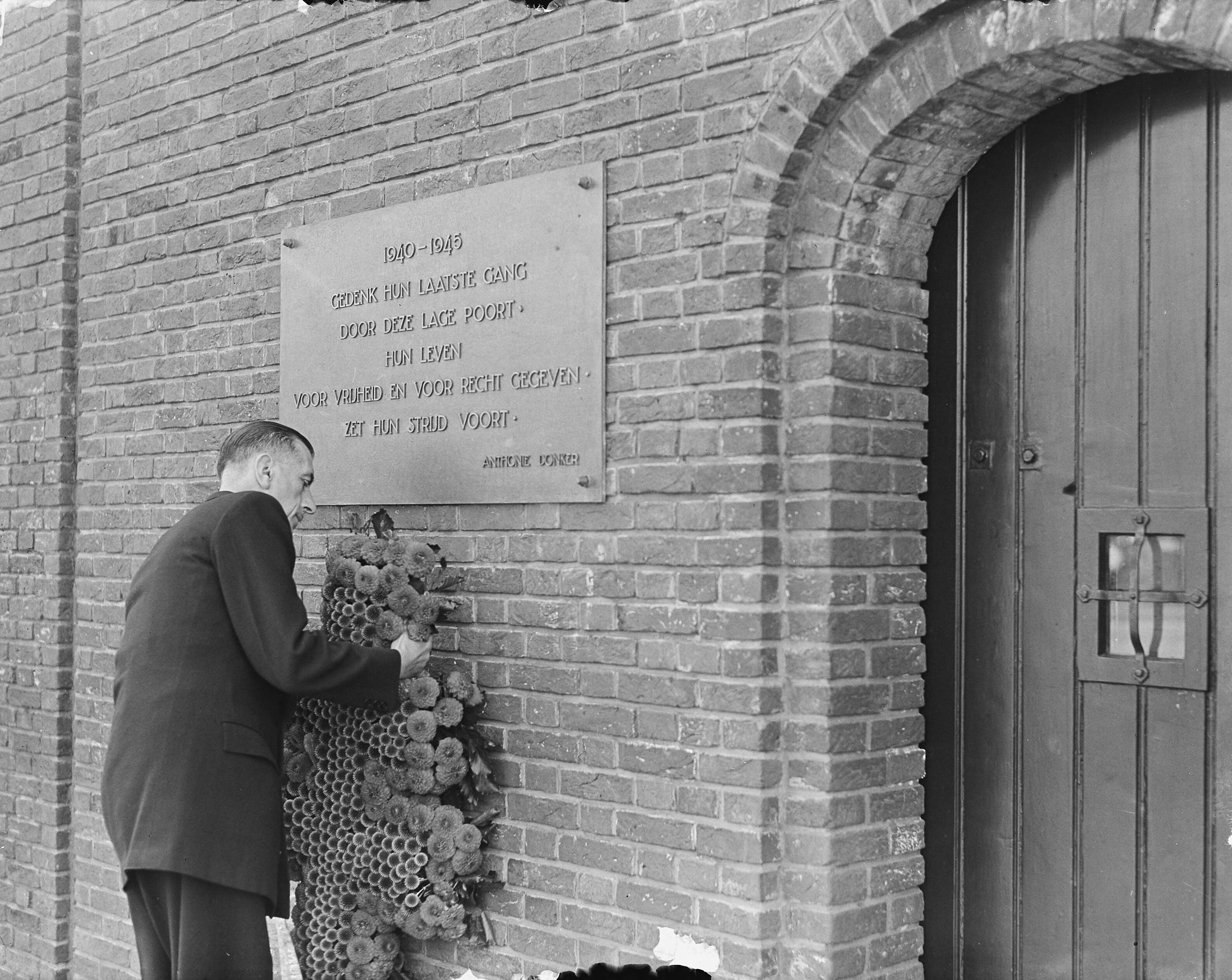 Fotocollectie Anefo — Burgemeester van Parijs, P. de Gaulle, bezoekt de strafgevangenis in Scheveningen — Foto: Noske, J.D. / Anefo. Licentie: Set B: Rechtenvrij / Publiek Domein. Bron: Nationaal Archief. http://hdl.handle.net/10648/a8dbd688-d0b4-102d-bcf8-003048976d84