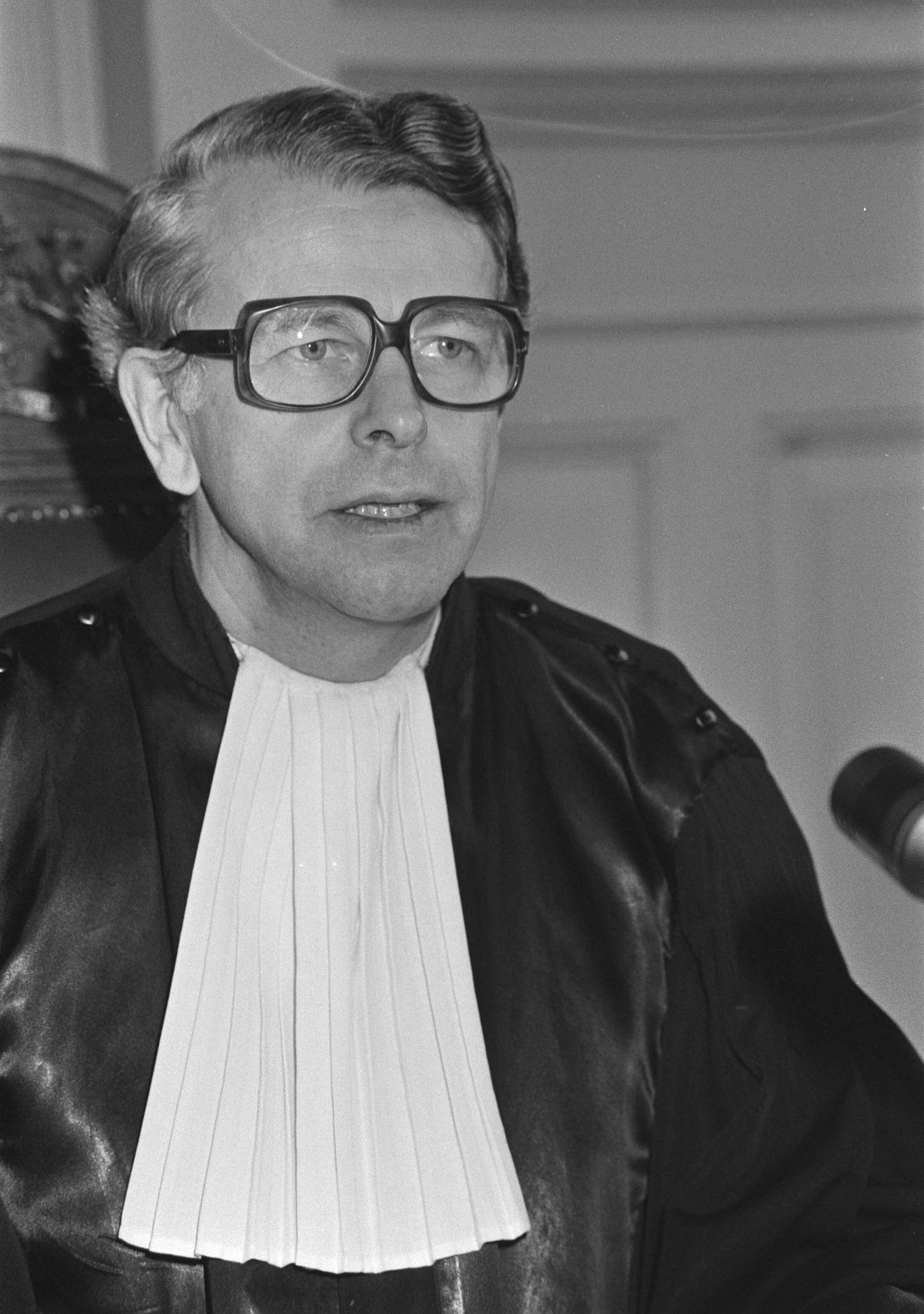 Kort geding voor Haarlemse rechtbank tegen gemeente Zaanstad over rookverbod in openbare gebouwen en bijeenkomsten — Mr H.F. van den Haak, president van de rechtbank in Haarlem, tijdens het kort geding — Foto: Dijk, Hans van / Anefo. Licentie: Set B: Rechtenvrij / Publiek Domein. Bron: Nationaal Archief. http://hdl.handle.net/10648/ad08c52c-d0b4-102d-bcf8-003048976d84