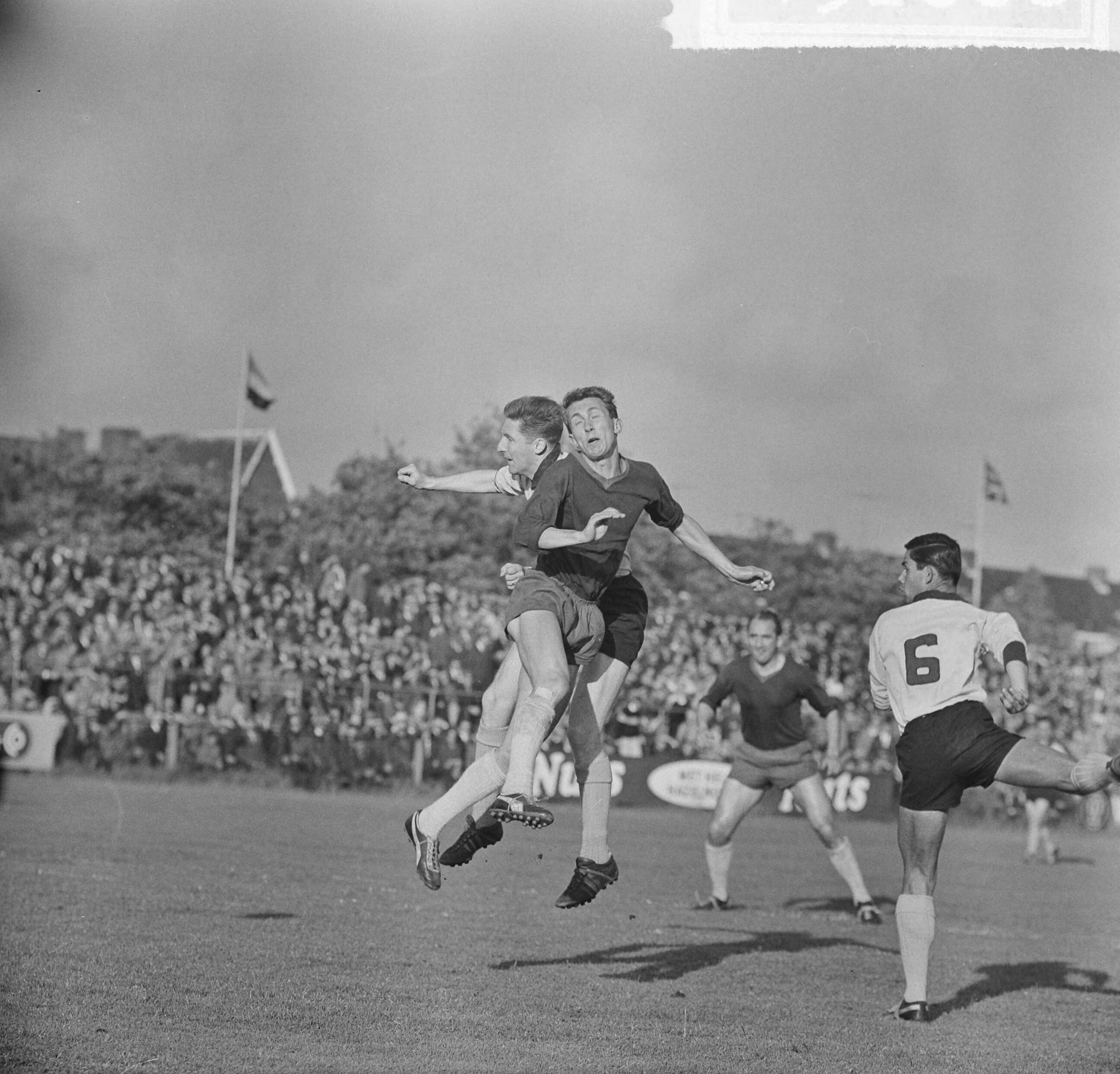 Fotocollectie Anefo — Voetbal. Haarlem kampioen 2e Divisie B door 6-0 overwinning op Wilhelmina. Spelmoment — Foto: Nijs, Jac. de / Anefo. Licentie: Set B: Rechtenvrij / Publiek Domein. Bron: Nationaal Archief. http://hdl.handle.net/10648/aa3afe64-d0b4-102d-bcf8-003048976d84