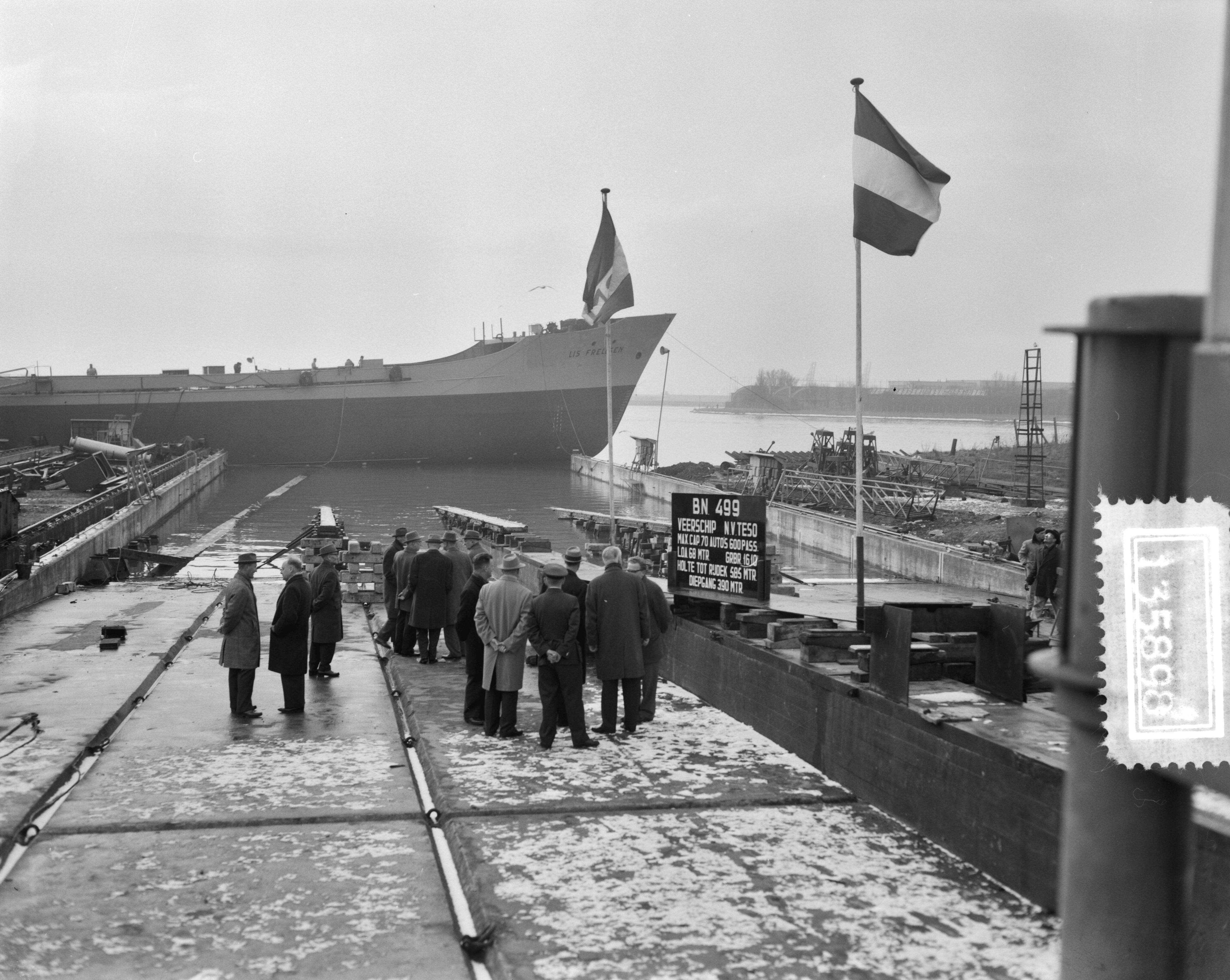 Fotocollectie Anefo — Kiellegging van het veerschip "Marsdiep" van de N.V. Teso bij de N.V. Zaanlandsche Scheepsbouw Maatschappij — Foto: Bilsen, Joop van / Anefo. Licentie: Set B: Rechtenvrij / Publiek Domein. Bron: Nationaal Archief. http://hdl.handle.net/10648/a9fb7c12-d0b4-102d-bcf8-003048976d84