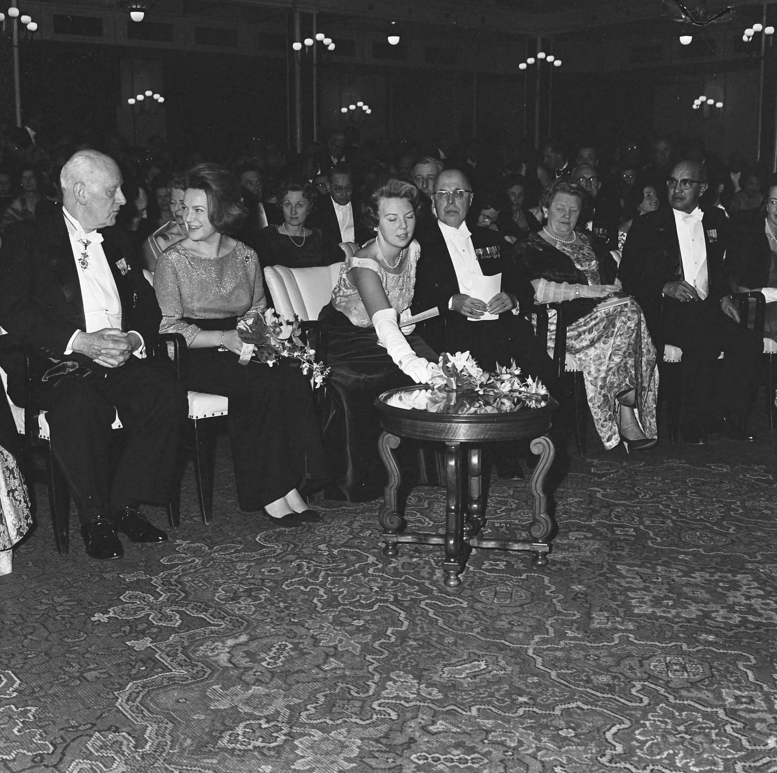 Fotocollectie Anefo — Prinses Beatrix en prinses Irene hebben in het Kurhaus te Scheveningen een galaconcert ter herdenking 150-jarig Koninkrijk bijgewoond. Vlnr. mr. J.A. Jonkman (voorzitter Eerste Kamer), prinses Irene, prinses Beatrix en minister van Staat L.J.M. Beel (vice-voorzitter comité Nationale Herdenking) — Foto: Koch, Eric / Anefo. Licentie: Set B: Rechtenvrij / Publiek Domein. Bron: Nationaal Archief. http://hdl.handle.net/10648/aa52e358-d0b4-102d-bcf8-003048976d84