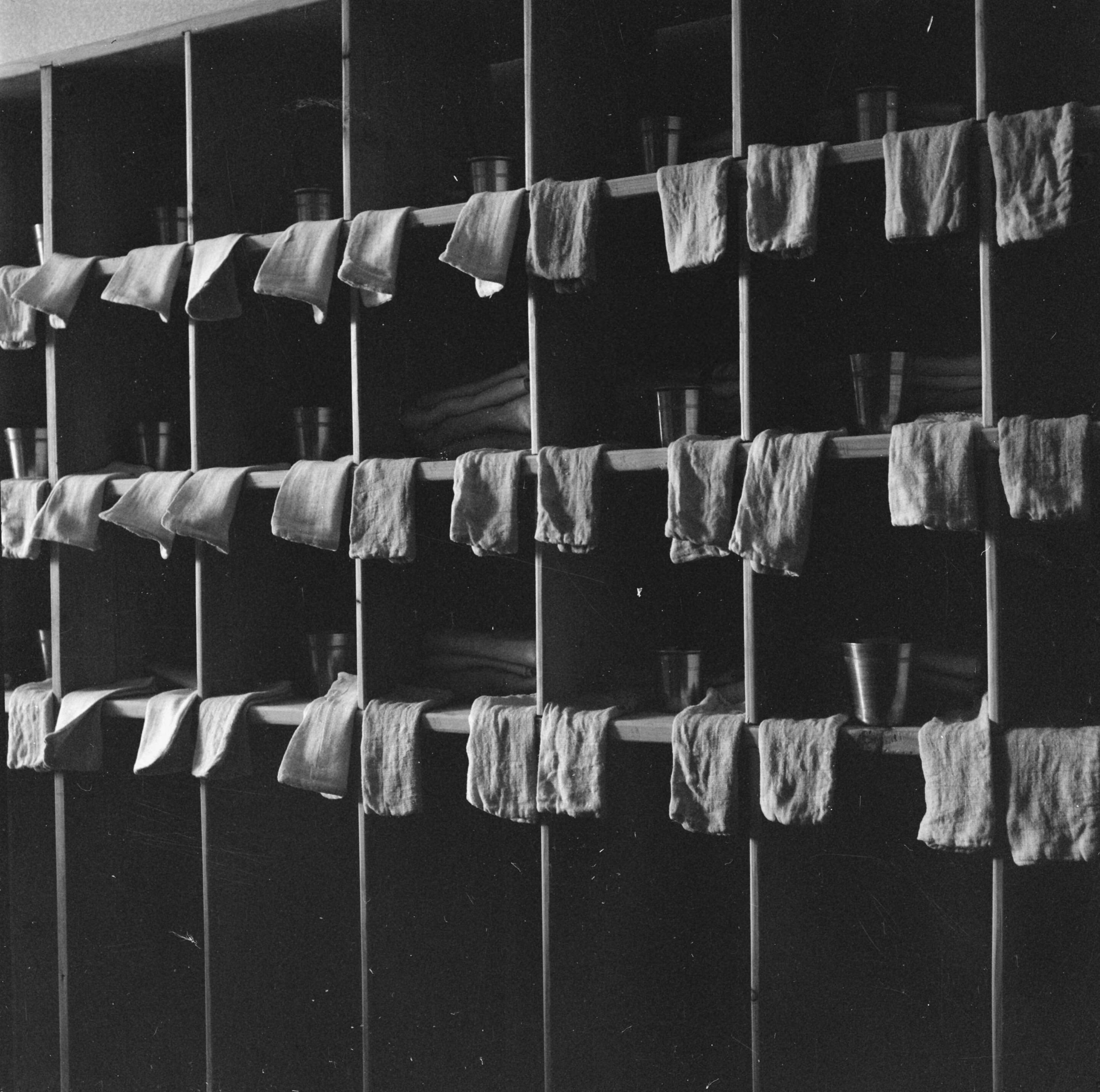 Hulpverlening in Den Haag — Kast met vakken waarin washandjes en ander gerei — Foto: Fotograaf Onbekend / Anefo. Licentie: Set B: Rechtenvrij / Publiek Domein. Bron: Nationaal Archief. http://hdl.handle.net/10648/ac0ecfea-d0b4-102d-bcf8-003048976d84