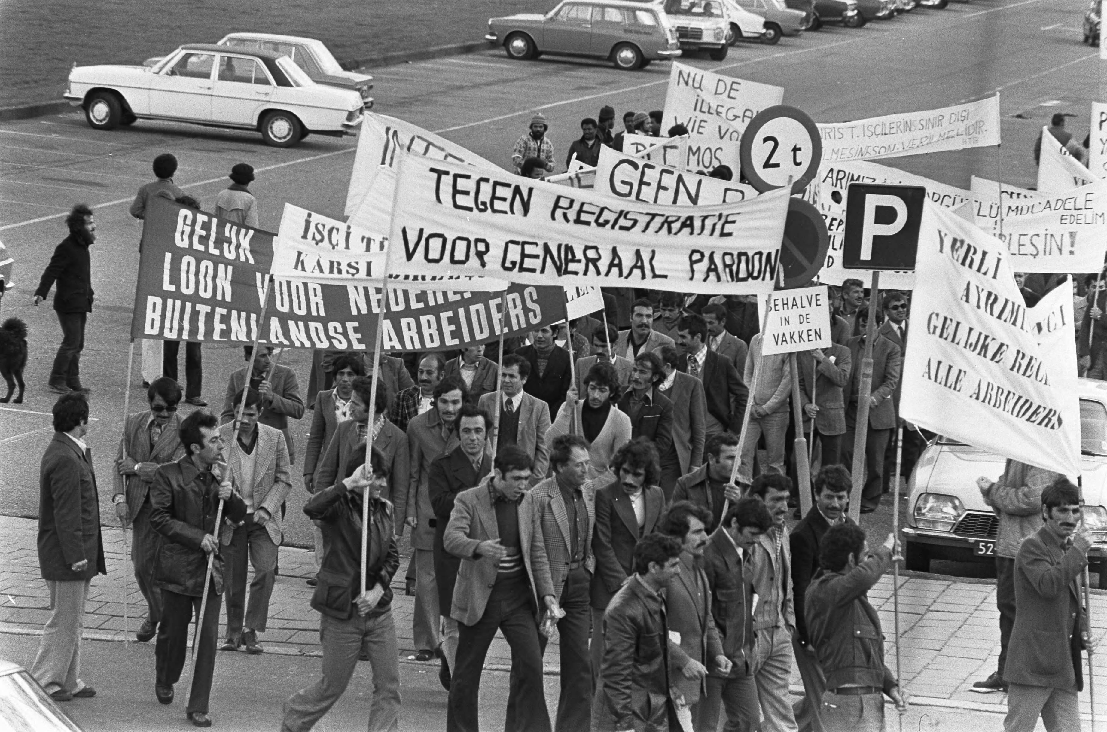 Fotocollectie Anefo — Buitenlandse werknemers demonstreren in Den Haag tegen regularisatie; overzicht demonstratie — Foto: Bogaerts, Rob / Anefo. Licentie: Set B: Rechtenvrij / Publiek Domein. Bron: Nationaal Archief. http://hdl.handle.net/10648/ac74208e-d0b4-102d-bcf8-003048976d84