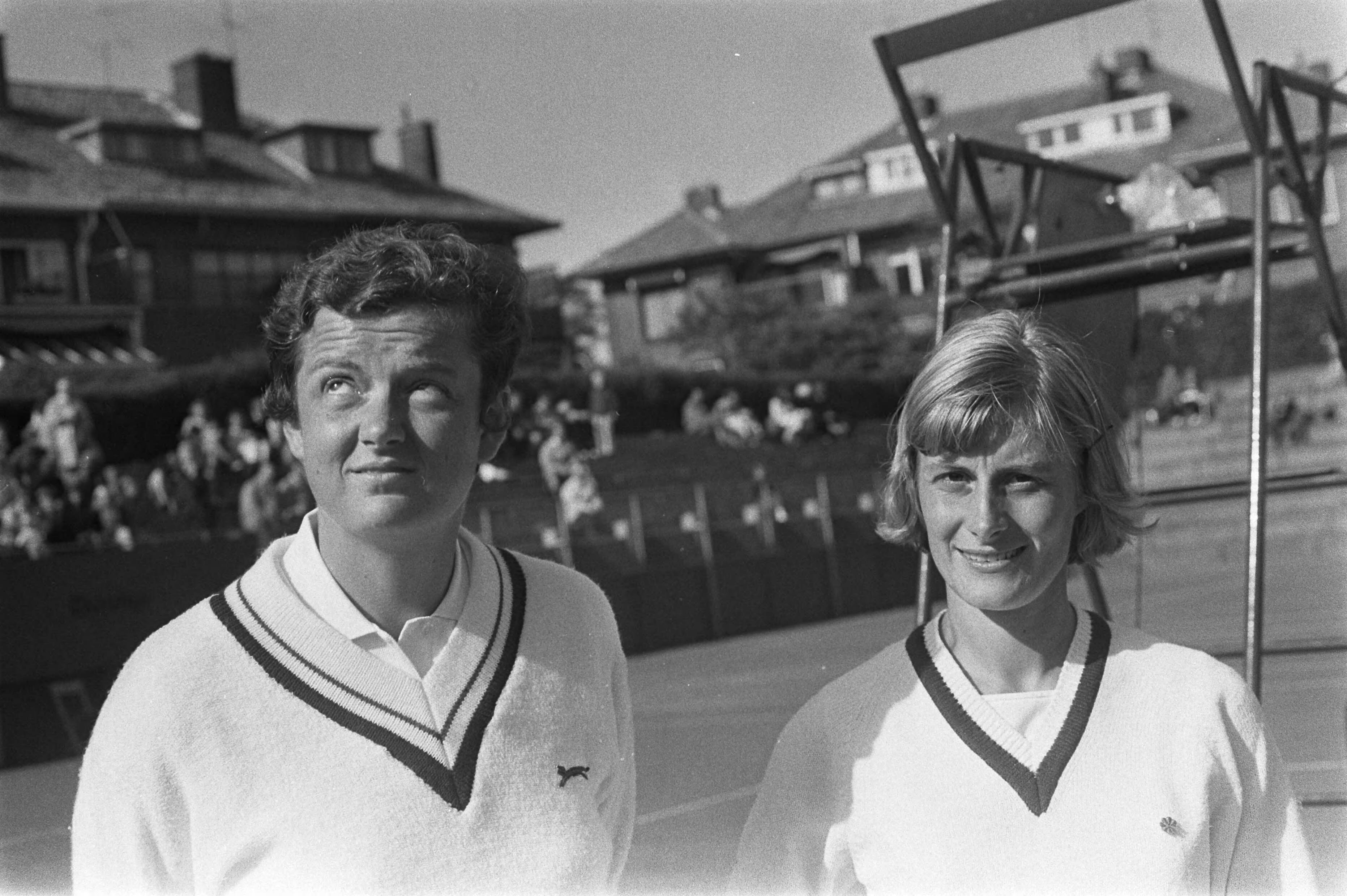 Fotocollectie Anefo — Nederlandse kampioenschapen tennis, Scheveningen; links mejuffrouw Stove, rechts M. Schaar , koppen — Foto: Mieremet, Rob / Anefo. Licentie: Set B: Rechtenvrij / Publiek Domein. Bron: Nationaal Archief. http://hdl.handle.net/10648/ab9fea80-d0b4-102d-bcf8-003048976d84