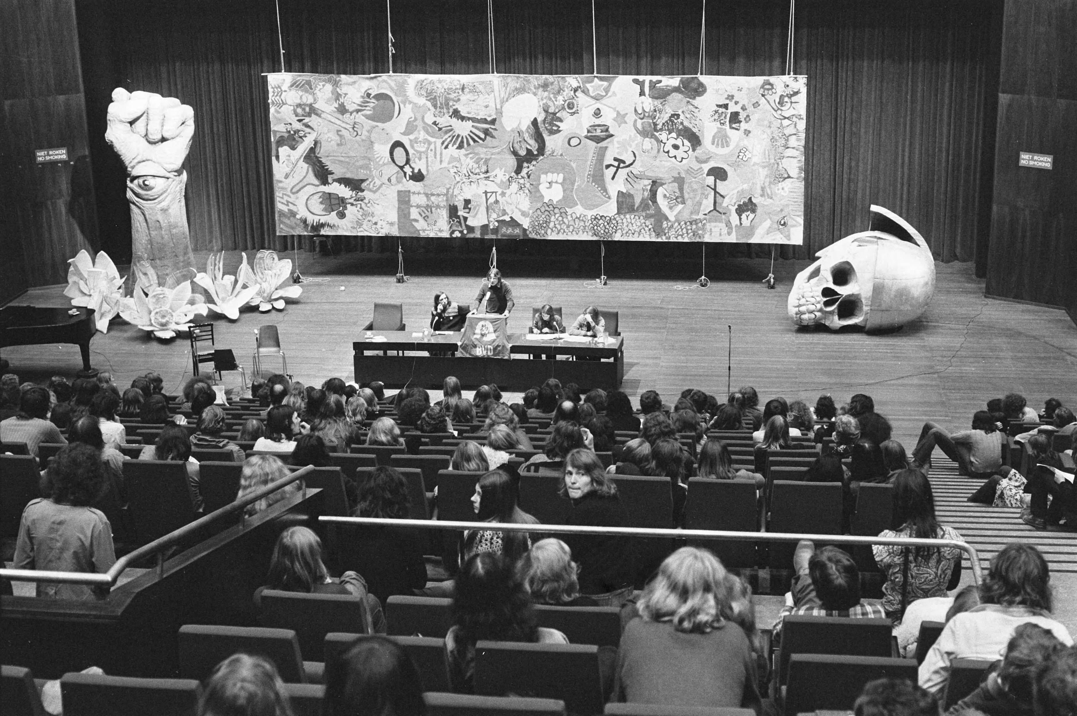 Fotocollectie Anefo — Bond van Dienstplichtigen houdt anti-Natocongres in Utrecht; overzicht tijdens congres — Foto: Verhoeff, Bert / Anefo. Licentie: Set B: Rechtenvrij / Publiek Domein. Bron: Nationaal Archief. http://hdl.handle.net/10648/ac5b4dd4-d0b4-102d-bcf8-003048976d84
