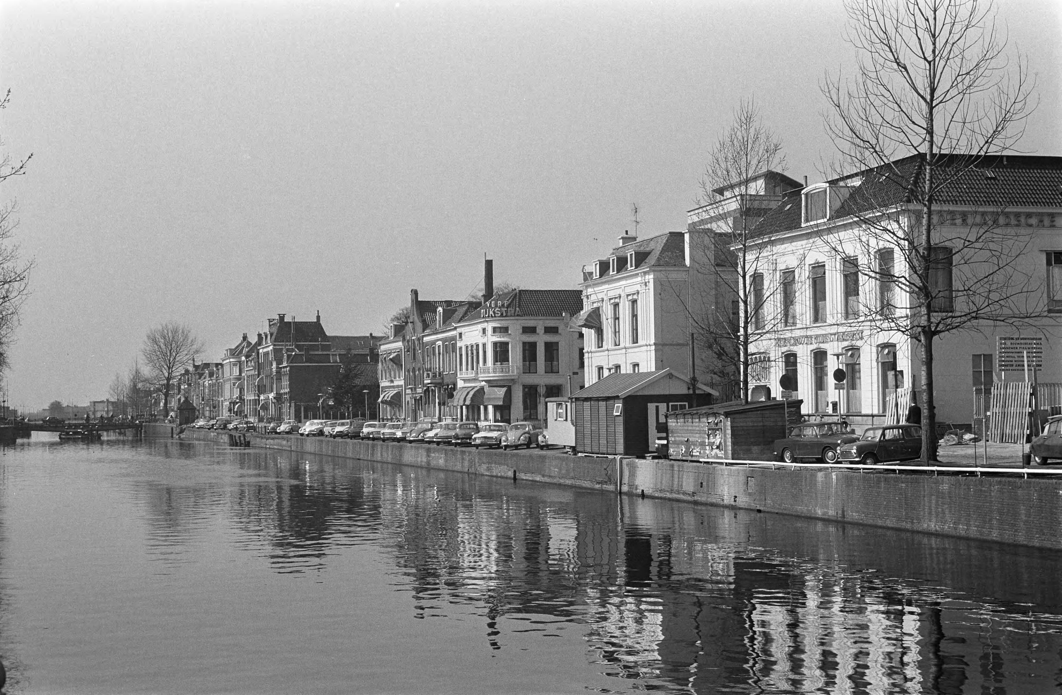 Fotocollectie Anefo — Stadsgezichten Leeuwarden: Willemskade zuidzijde — Foto: Koch, Eric / Anefo. Licentie: Set B: Rechtenvrij / Publiek Domein. Bron: Nationaal Archief. http://hdl.handle.net/10648/ab64c5a4-d0b4-102d-bcf8-003048976d84