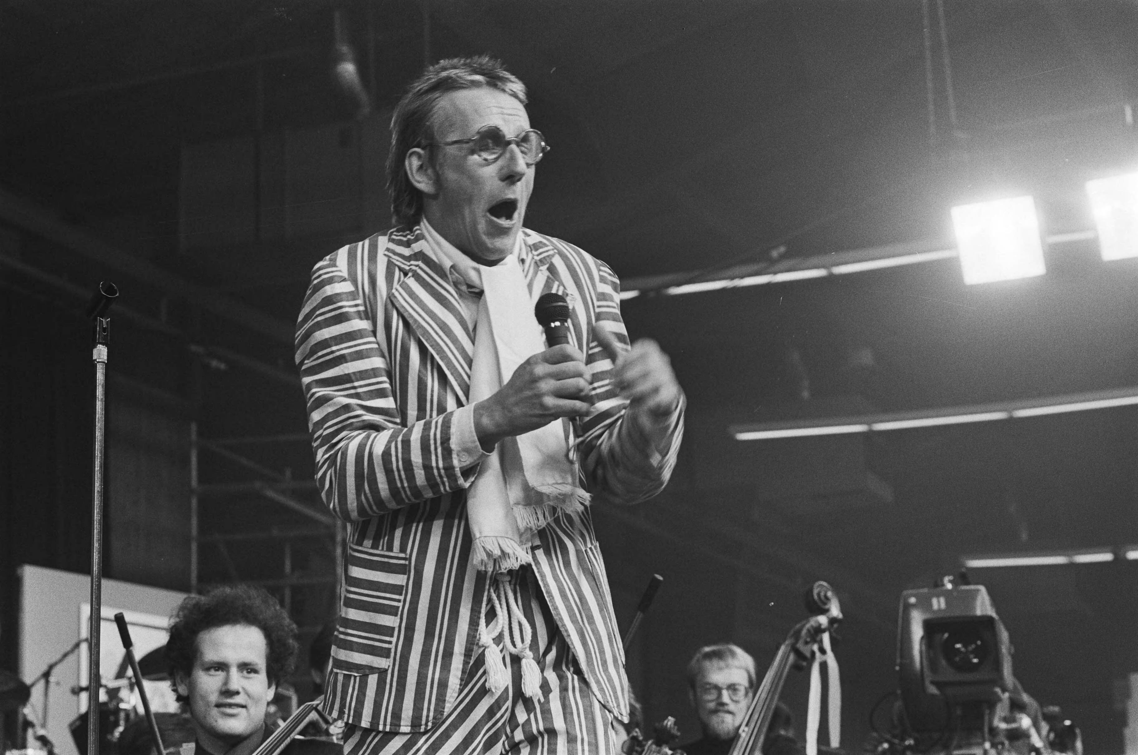 Fotocollectie Anefo — Slotmanifestatie volkspetitionnement in Den Haag ; Freek de Jonge treedt op — Foto: Croes, Rob C. / Anefo. Licentie: Set B: Rechtenvrij / Publiek Domein. Bron: Nationaal Archief. http://hdl.handle.net/10648/ad4bf9dc-d0b4-102d-bcf8-003048976d84