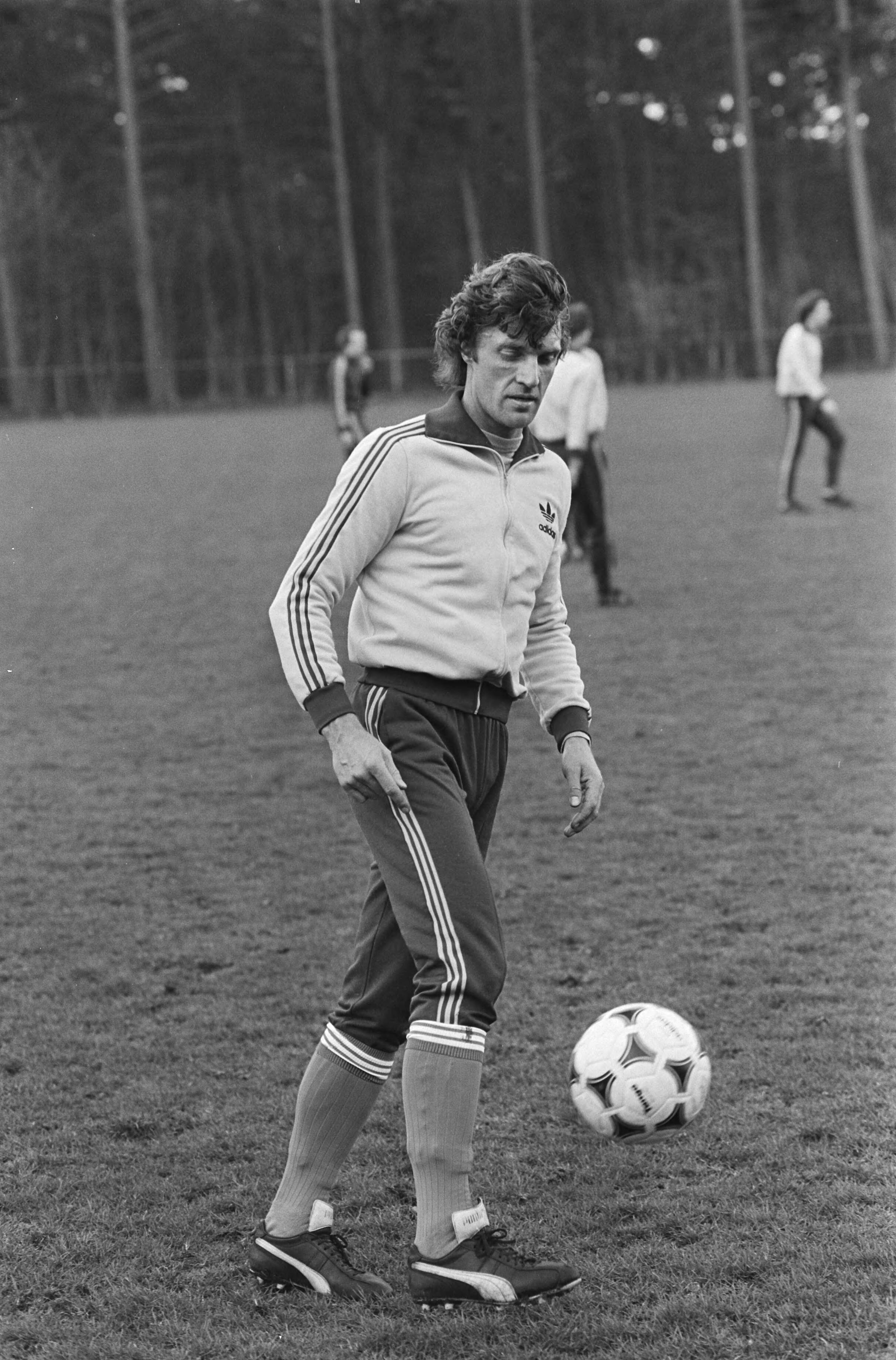 Fotocollectie Anefo — Training Nederlands elftal in Zeist i.v.m. wedstrijd tegen Frankrijk, Ruud Krol tijdens de training — Foto: Antonisse, Marcel / Anefo. Licentie: Set B: Rechtenvrij / Publiek Domein. Bron: Nationaal Archief. http://hdl.handle.net/10648/acf7e450-d0b4-102d-bcf8-003048976d84