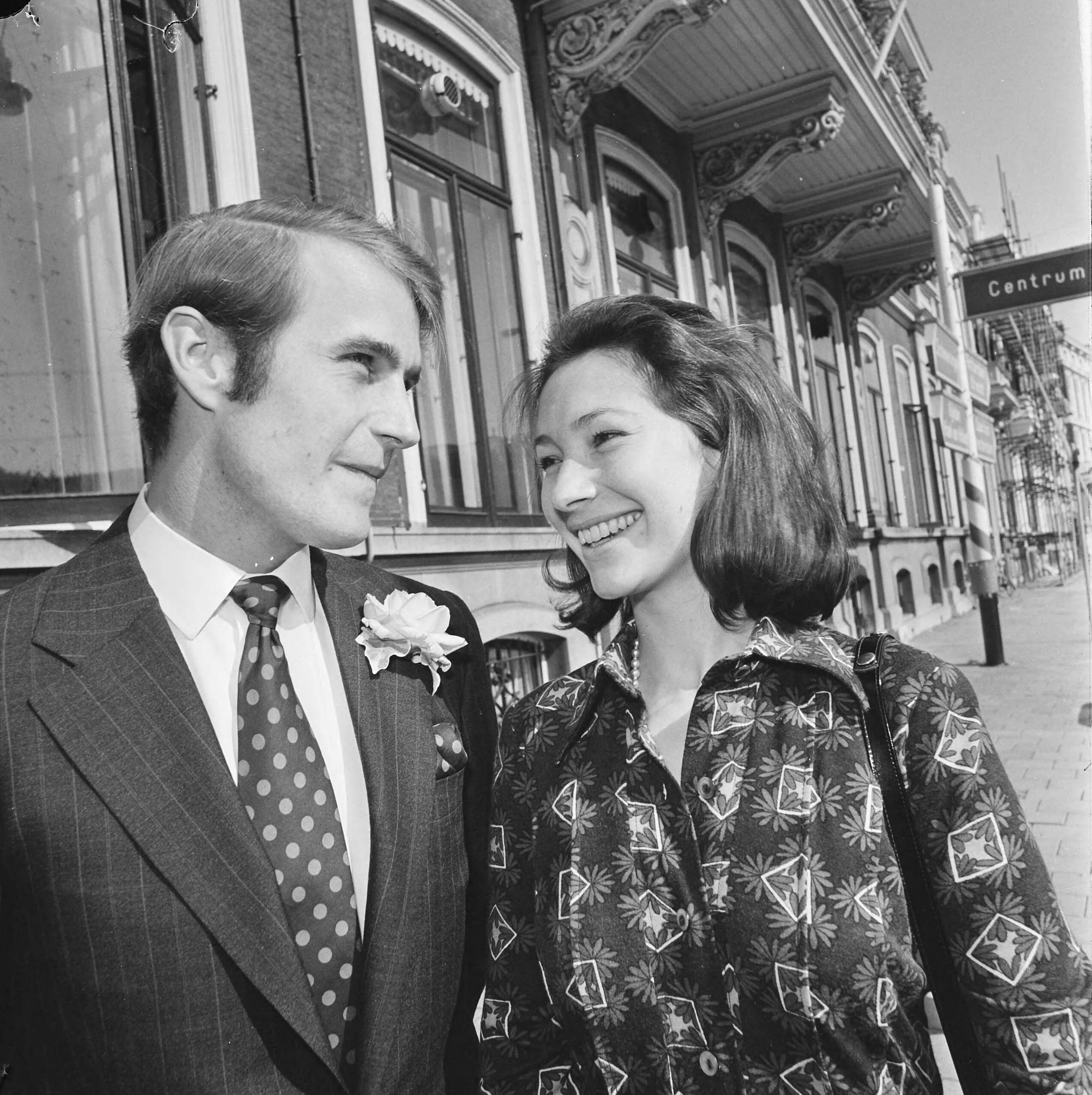 Fotocollectie Anefo — Rijkste man van Denemarken, Gorm Reventlow Girling trouwt in Den Haag met Elisabeth Vogel , Girling en Elisabeth Vogel — Foto: Mieremet, Rob / Anefo. Licentie: Set B: Rechtenvrij / Publiek Domein. Bron: Nationaal Archief. http://hdl.handle.net/10648/ac36e084-d0b4-102d-bcf8-003048976d84