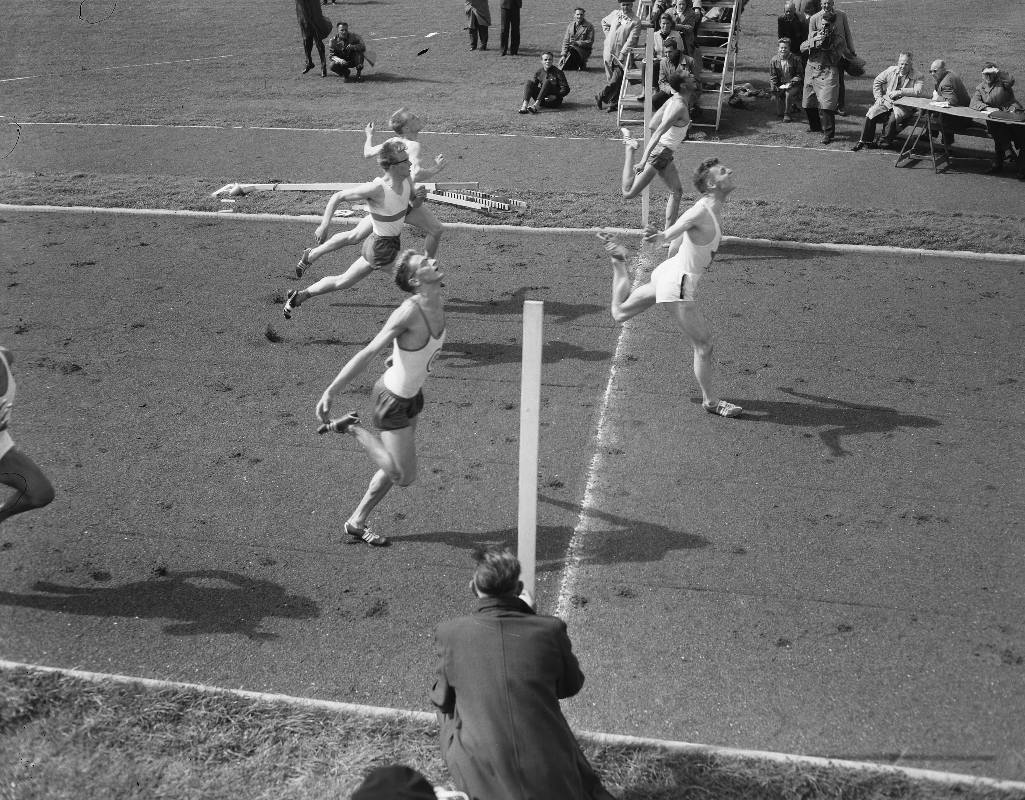 Fotocollectie Anefo — Nederlandse atletiekkampioenschappen te Den Haag. 100 Meter heren, Saat (midden) 1ste, 2de Visser, 3de Griek (voorgrond) — Foto: Noske, J.D. / Anefo. Licentie: Set B: Rechtenvrij / Publiek Domein. Bron: Nationaal Archief. http://hdl.handle.net/10648/a967283c-d0b4-102d-bcf8-003048976d84