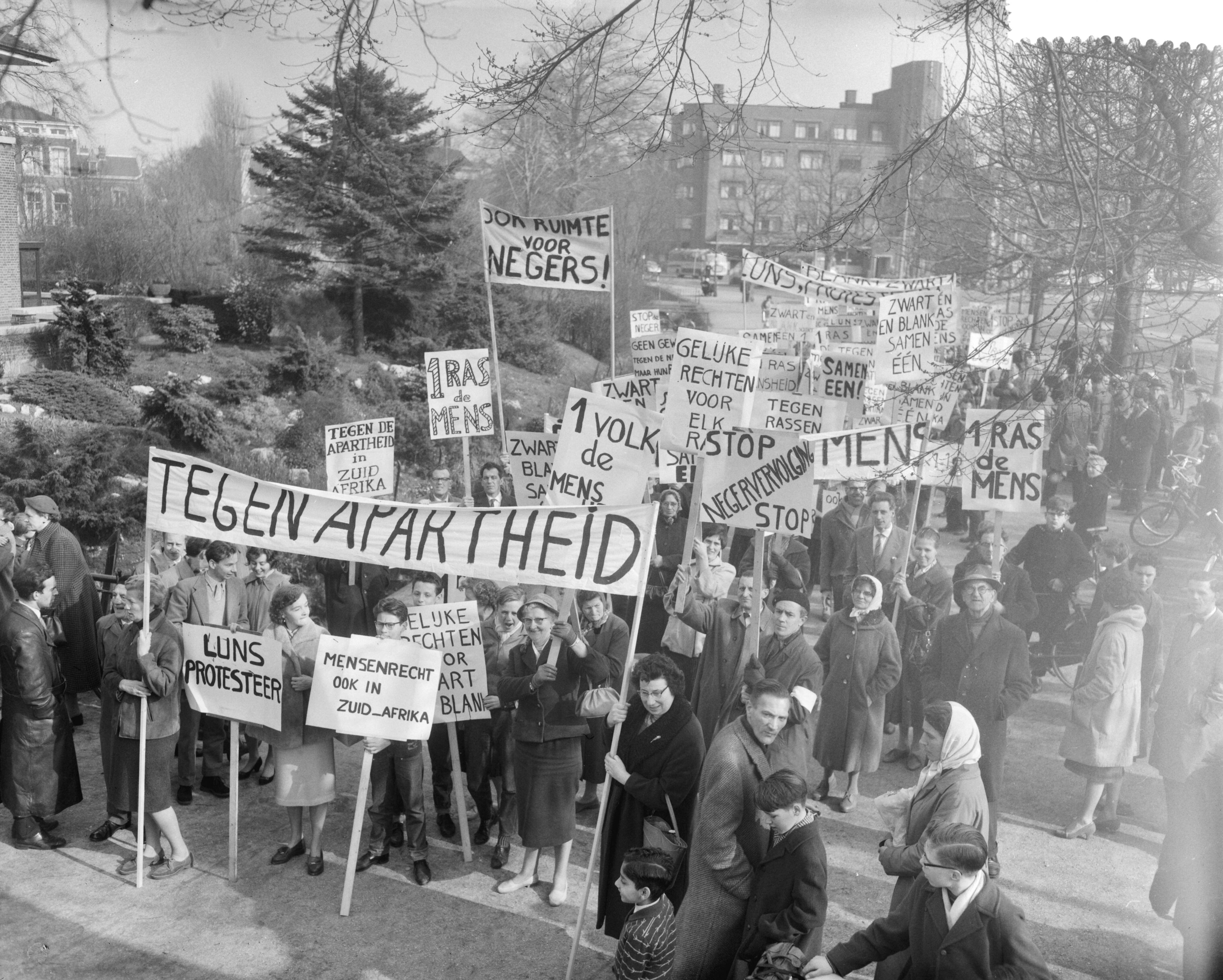 Fotocollectie Anefo — Protestdemonstratie tegen de Apartheidspolitiek van Zuid-Afrika in Den Haag. De stoet met spandoeken op weg — Foto: Behrens, Herbert F. / Anefo. Licentie: Set B: Rechtenvrij / Publiek Domein. Bron: Nationaal Archief. http://hdl.handle.net/10648/a9ab95bc-d0b4-102d-bcf8-003048976d84
