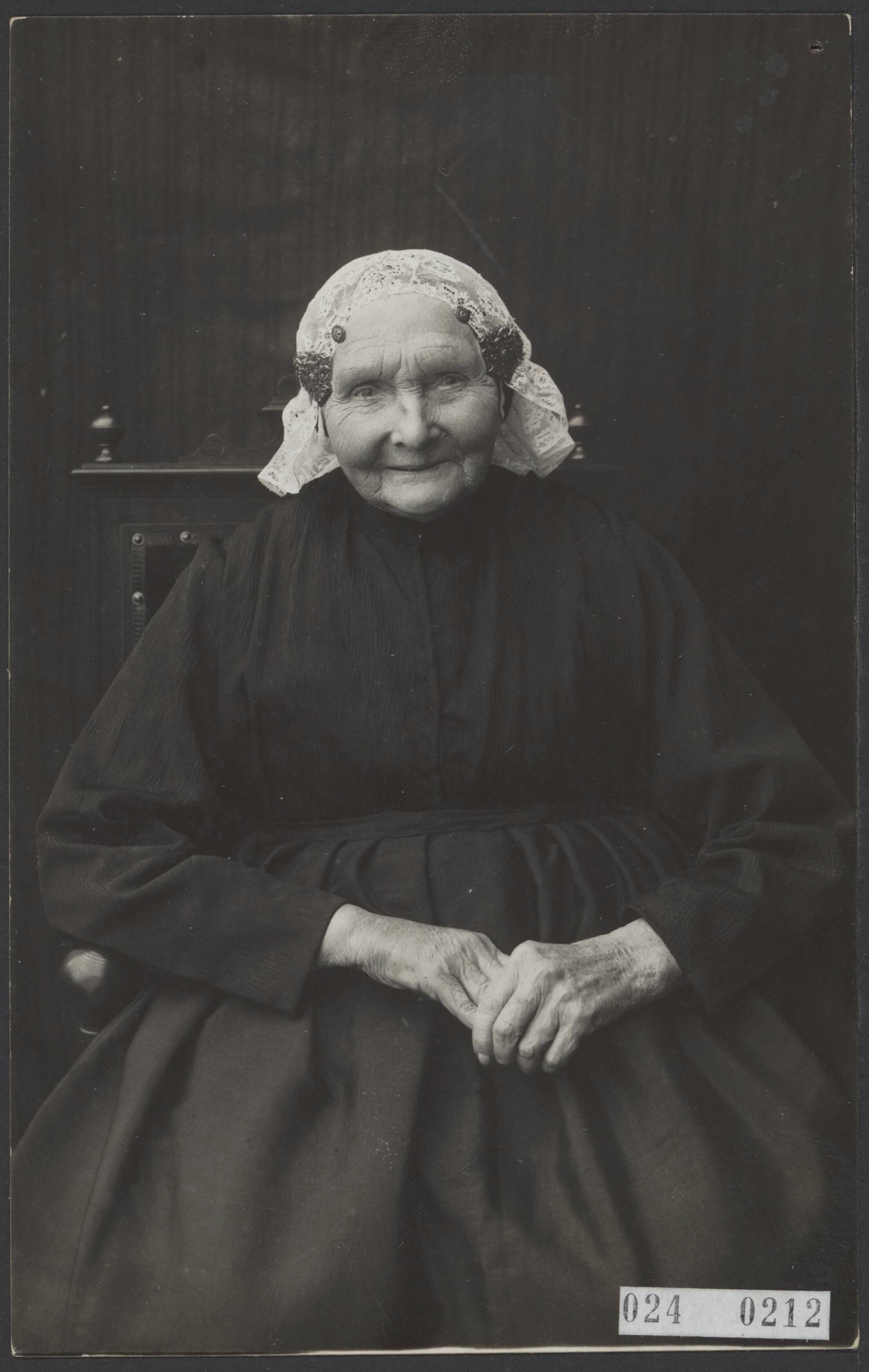 Fotocollectie Elsevier Binnenland — Weduwe H. Kasemier geboren Anna Broekema te Sappemeer op 28 september 1824, 100 jaar oud — Foto: Onbekend / Publiek Domein of Rechtenvrij. Licentie: Set B: Rechtenvrij / Publiek Domein. Bron: Nationaal Archief. http://hdl.handle.net/10648/add748a2-d0b4-102d-bcf8-003048976d84
