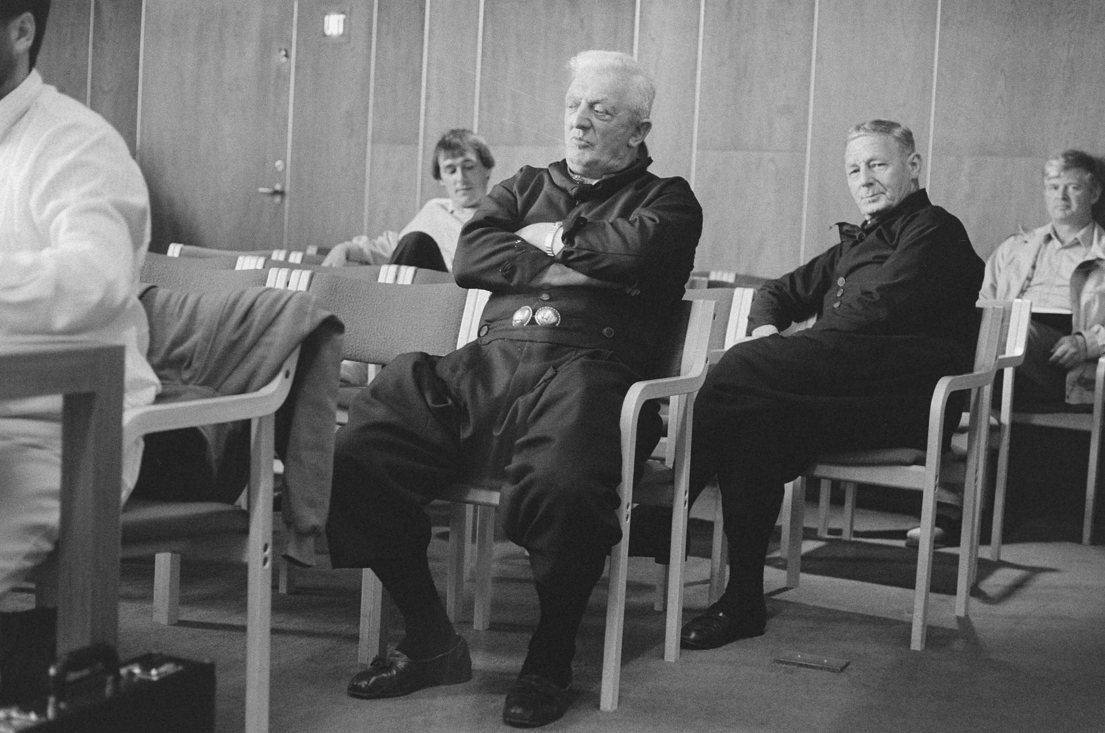 Fotocollectie Anefo — Urker vissers voor de rechter in Zwolle i.v.m. overschrijding vangstquota; twee Urker vissers in rechtszaal — Foto: Bogaerts, Rob / Anefo. Licentie: Set B: Rechtenvrij / Publiek Domein. Bron: Nationaal Archief. http://hdl.handle.net/10648/ad62554c-d0b4-102d-bcf8-003048976d84