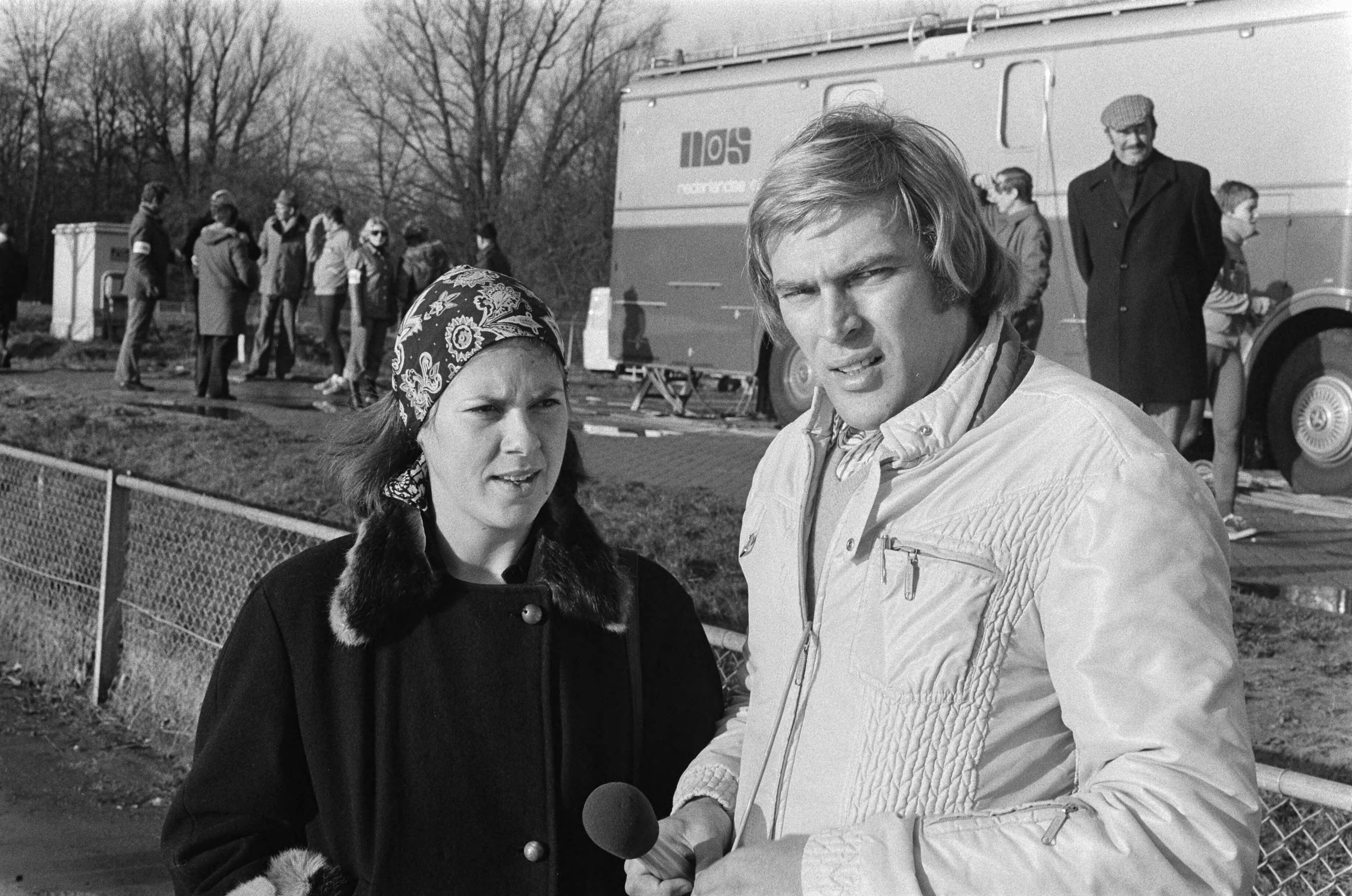 Fotocollectie Anefo — Nederlandse kampioenschappen schaatsen in Groningen; Sippie Tichelaar en Ard Schenk kijken toe. — Foto: Verhoeff, Bert / Anefo. Licentie: Set B: Rechtenvrij / Publiek Domein. Bron: Nationaal Archief. http://hdl.handle.net/10648/ac7a9fea-d0b4-102d-bcf8-003048976d84