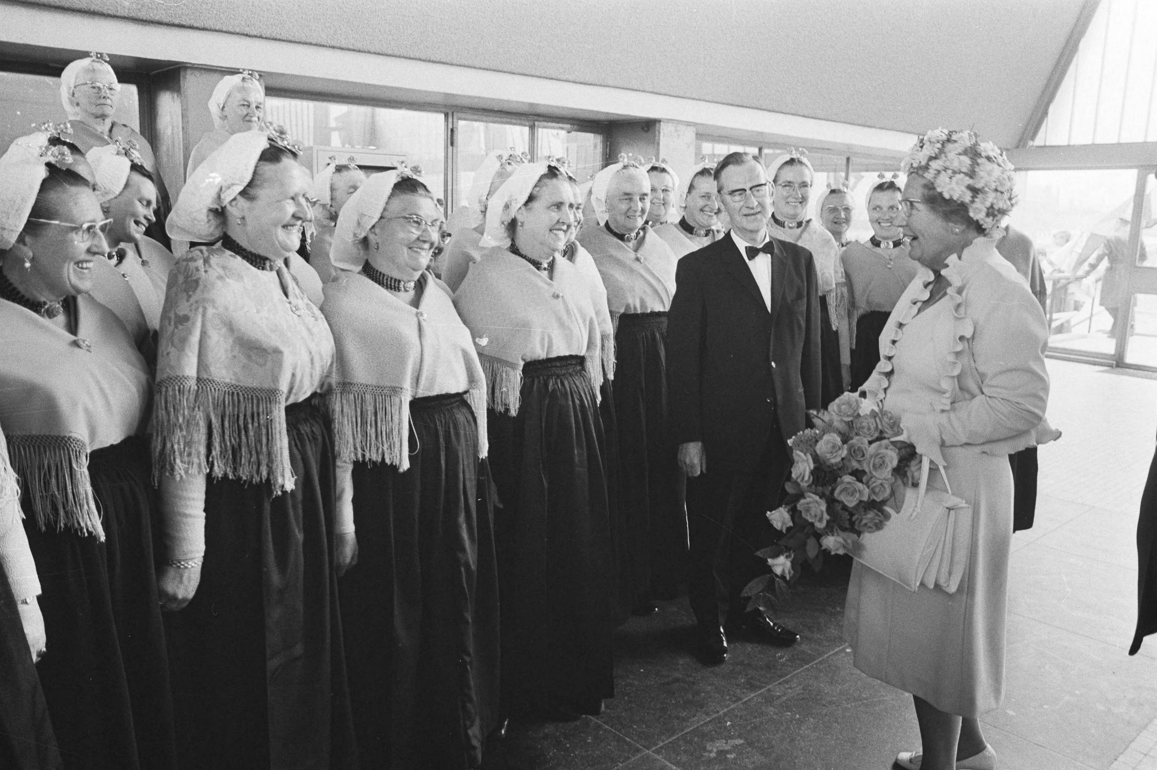 Koningin Juliana opent Havenmond, Scheveningen — Koningin Juliana met Scheveningse vrouwen — Foto: Fotograaf Onbekend / Anefo. Licentie: Set B: Rechtenvrij / Publiek Domein. Bron: Nationaal Archief. http://hdl.handle.net/10648/abc041f4-d0b4-102d-bcf8-003048976d84