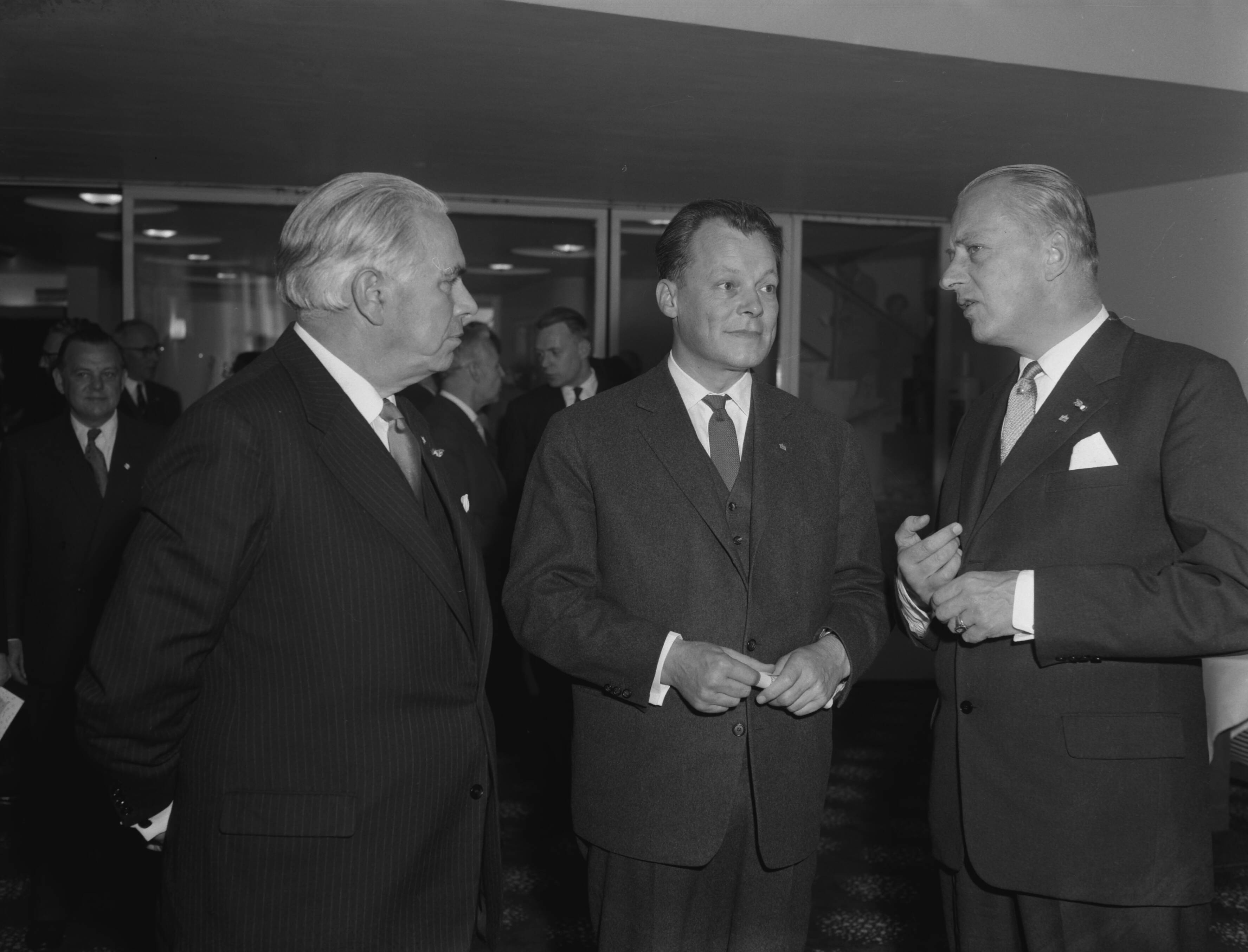 Fotocollectie Anefo — Burgemeester van West-Berlijn Willy Brand spreekt in Utrecht, v.l.n.r. prof. dr. ir. H. C. J. H. Gelissen (voorzitter Nederlands-Duitse Kamer van Koophandel), Willy Brandt en de burgemeester van Utrecht, jhr. mr. C. J. A. de Ranitz — Foto: Rossem, Wim van / Anefo. Licentie: Set B: Rechtenvrij / Publiek Domein. Bron: Nationaal Archief. http://hdl.handle.net/10648/a991ad0a-d0b4-102d-bcf8-003048976d84