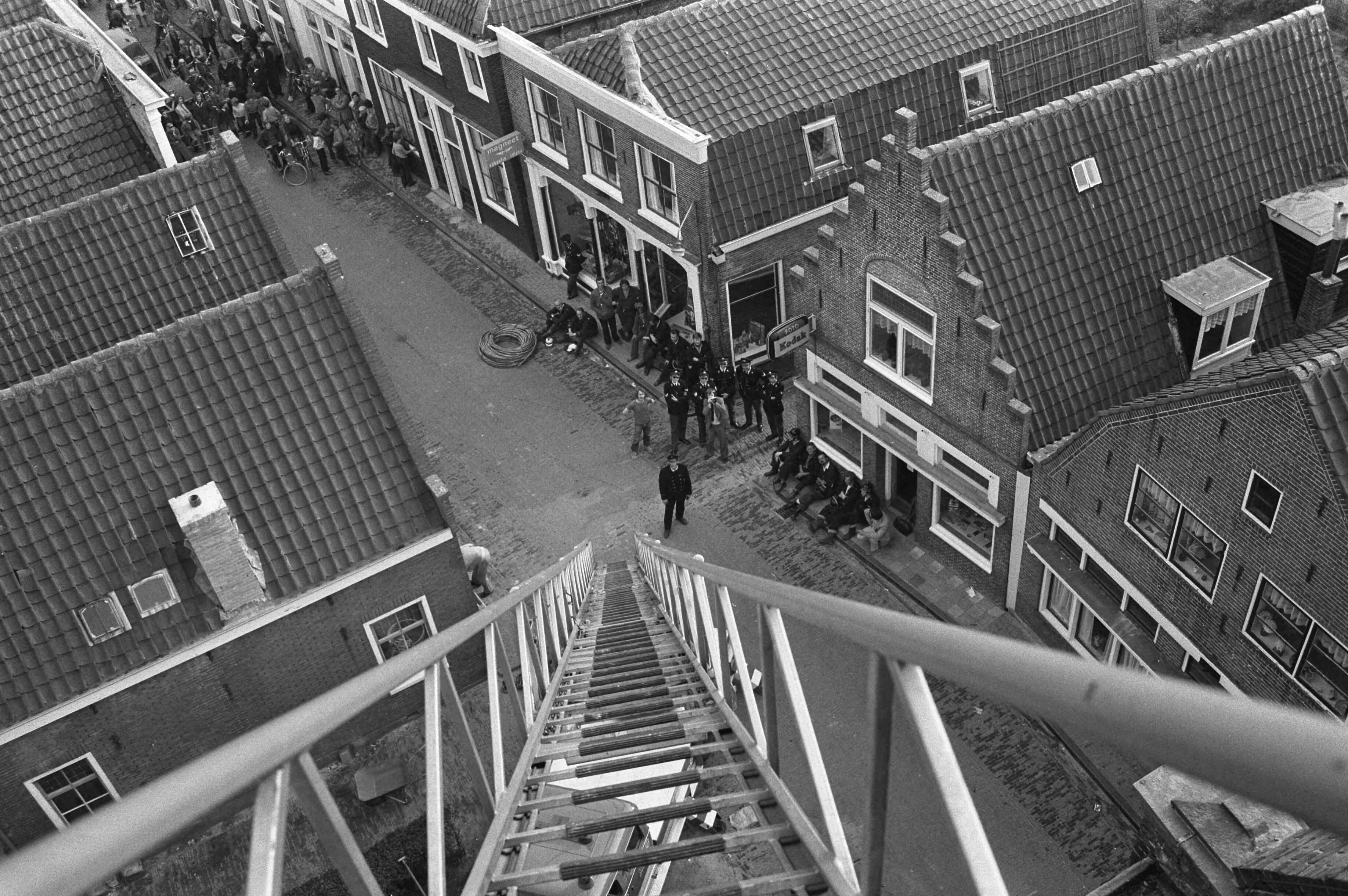 De Speeltoren van Edam staat op instorten — De brandweer is bezig de toren te redden. Overzicht van straat van bovenaf — Foto: Fotograaf Onbekend / Anefo. Licentie: Set B: Rechtenvrij / Publiek Domein. Bron: Nationaal Archief. http://hdl.handle.net/10648/abe8a220-d0b4-102d-bcf8-003048976d84