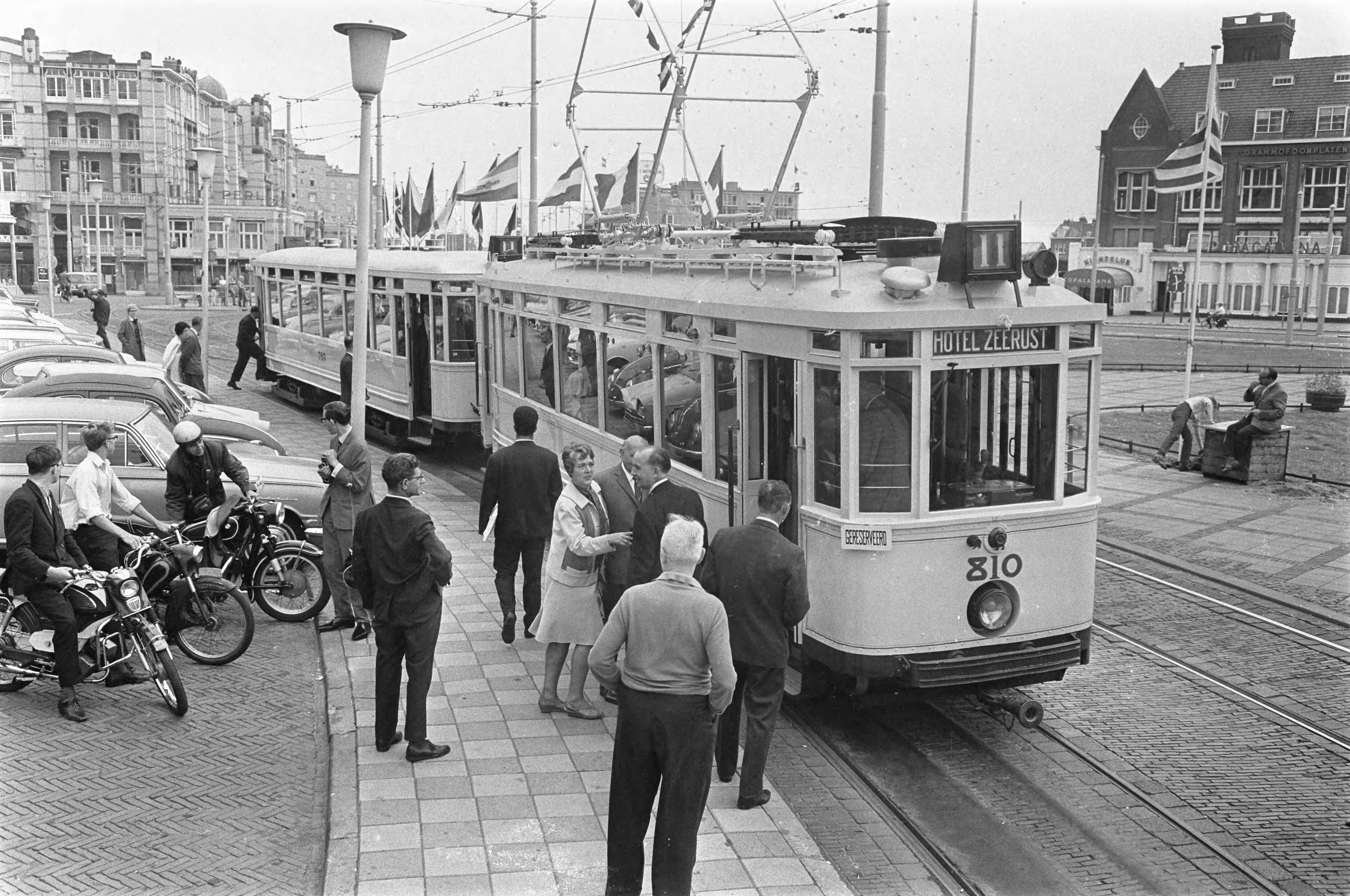 Fotocollectie Anefo — Veertig jaar oude tram reed weer in Scheveningen — Foto: Koch, Eric / Anefo. Licentie: Set B: Rechtenvrij / Publiek Domein. Bron: Nationaal Archief. http://hdl.handle.net/10648/ab1fc9b8-d0b4-102d-bcf8-003048976d84