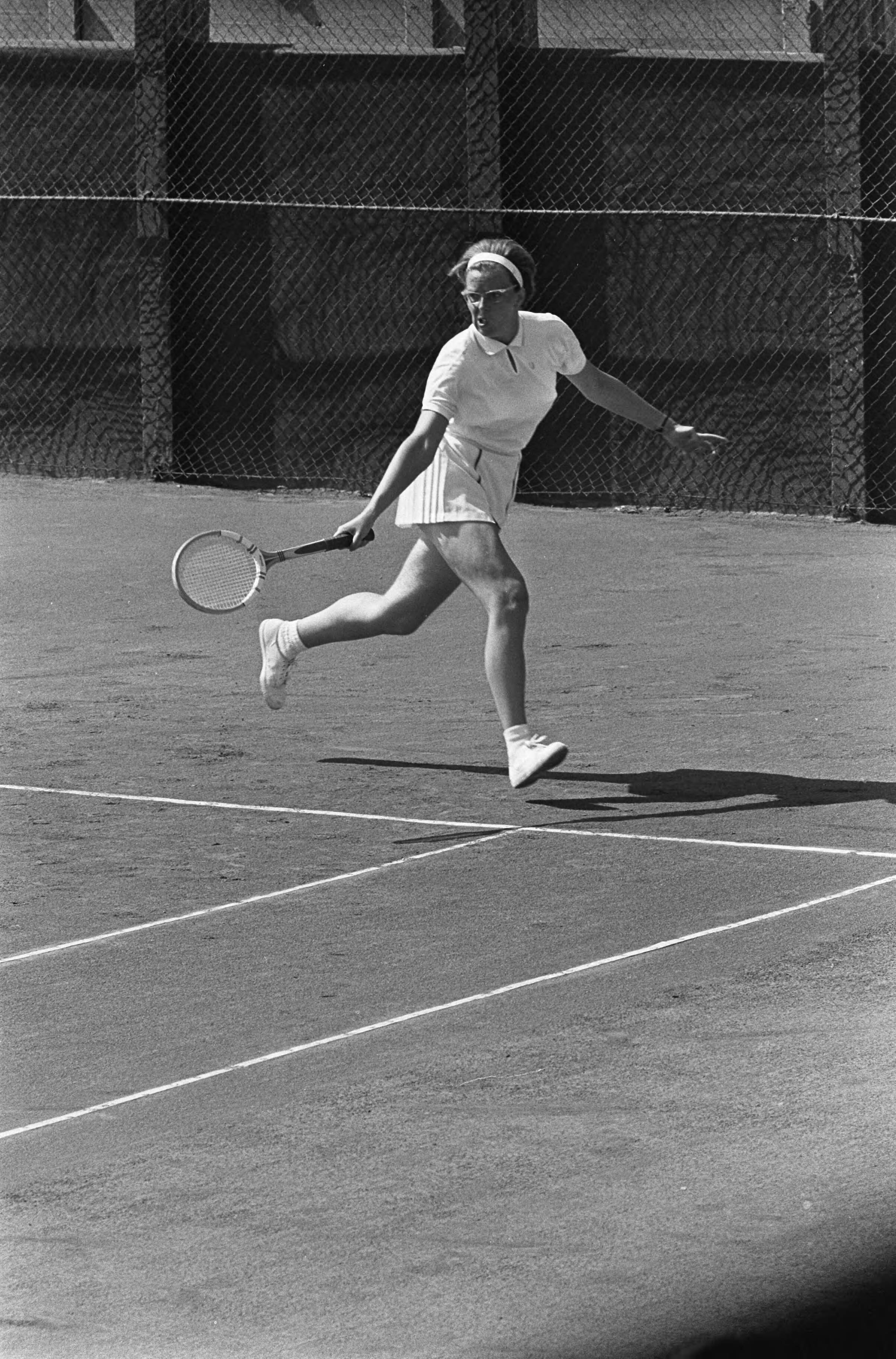 Fotocollectie Anefo — Nederlandse tenniskampioenschappen op de METS-banen. Jenny Ridderhof-Seven in actie — Foto: Koch, Eric / Anefo. Licentie: Set B: Rechtenvrij / Publiek Domein. Bron: Nationaal Archief. http://hdl.handle.net/10648/aaba8ada-d0b4-102d-bcf8-003048976d84