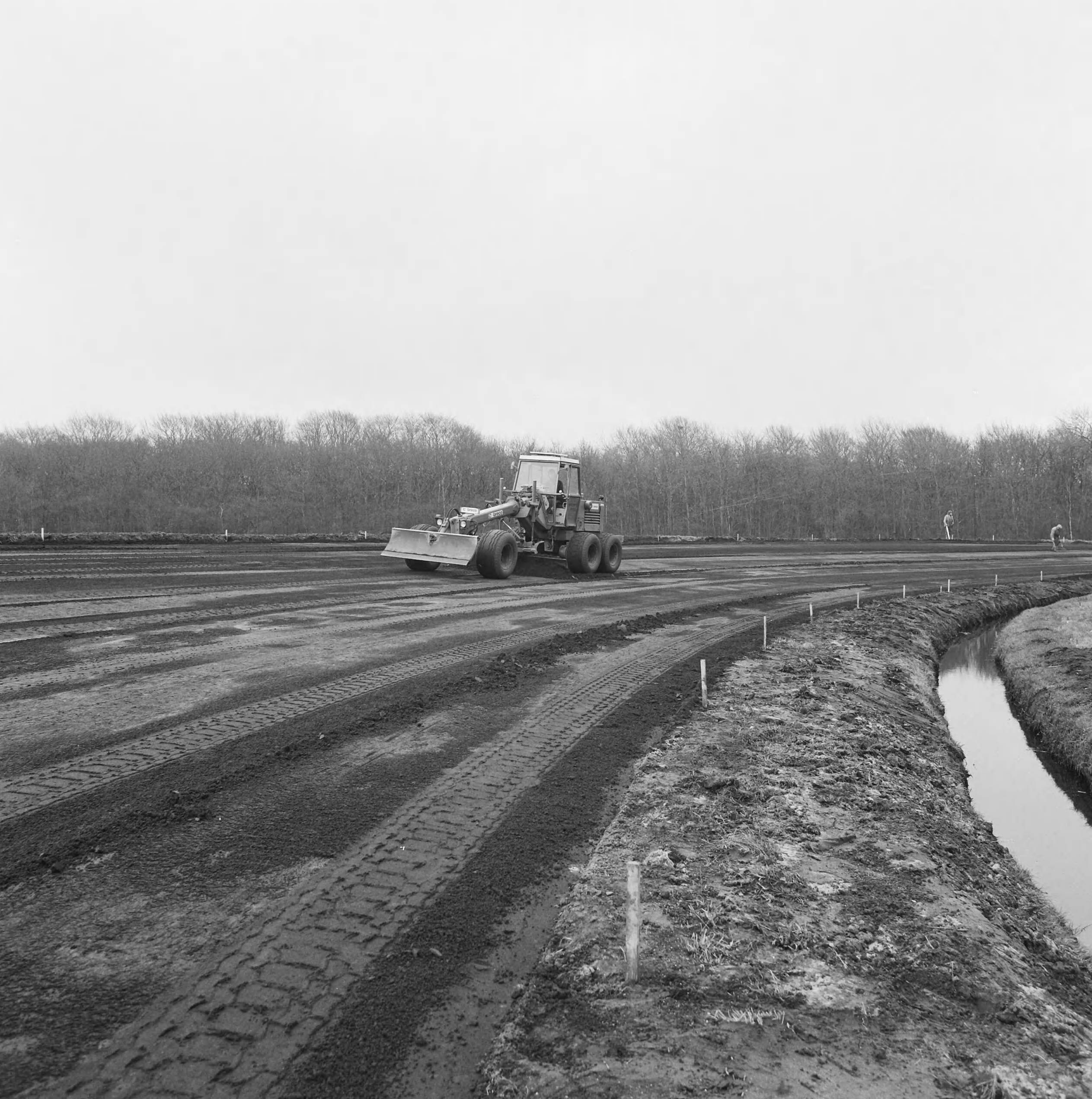 Fotocollectie Nederlandse Heidemaatschappij — Reconstructie van de renbaan Duindigt te Wassenaar. Uitvoering Lareco — Foto: Fotograaf Onbekend / Heidemij. Licentie: Set B: Rechtenvrij / Publiek Domein. Bron: Nationaal Archief. http://hdl.handle.net/10648/ae83cabe-d0b4-102d-bcf8-003048976d84
