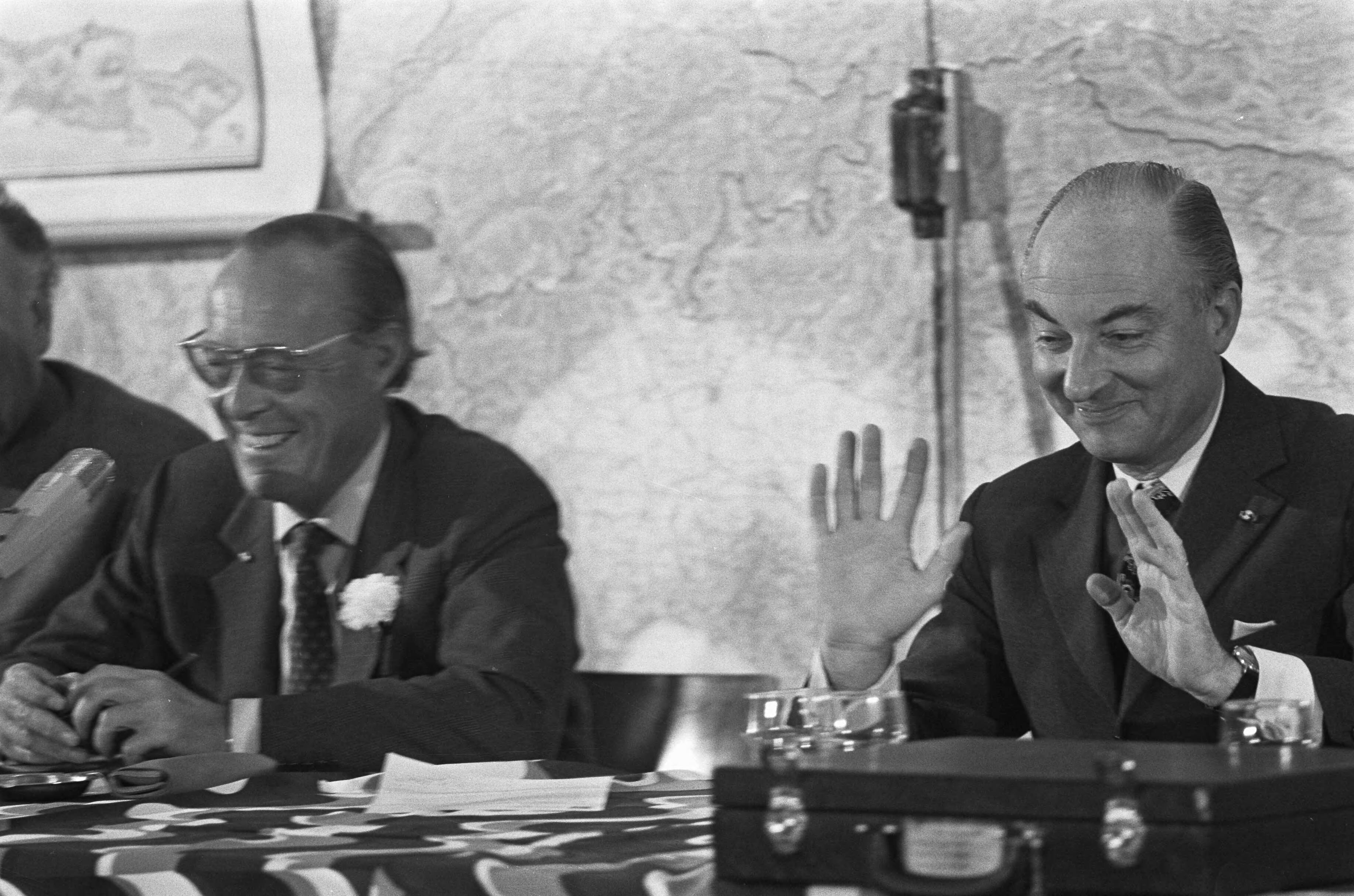 Fotocollectie Anefo — Prins Bernhard komt aan op Soesterberg na reis naar Australie en Indonesie, prins Bernhard en Minister Schmelzer — Foto: Peters, Hans / Anefo. Licentie: Set B: Rechtenvrij / Publiek Domein. Bron: Nationaal Archief. http://hdl.handle.net/10648/ac25fcce-d0b4-102d-bcf8-003048976d84