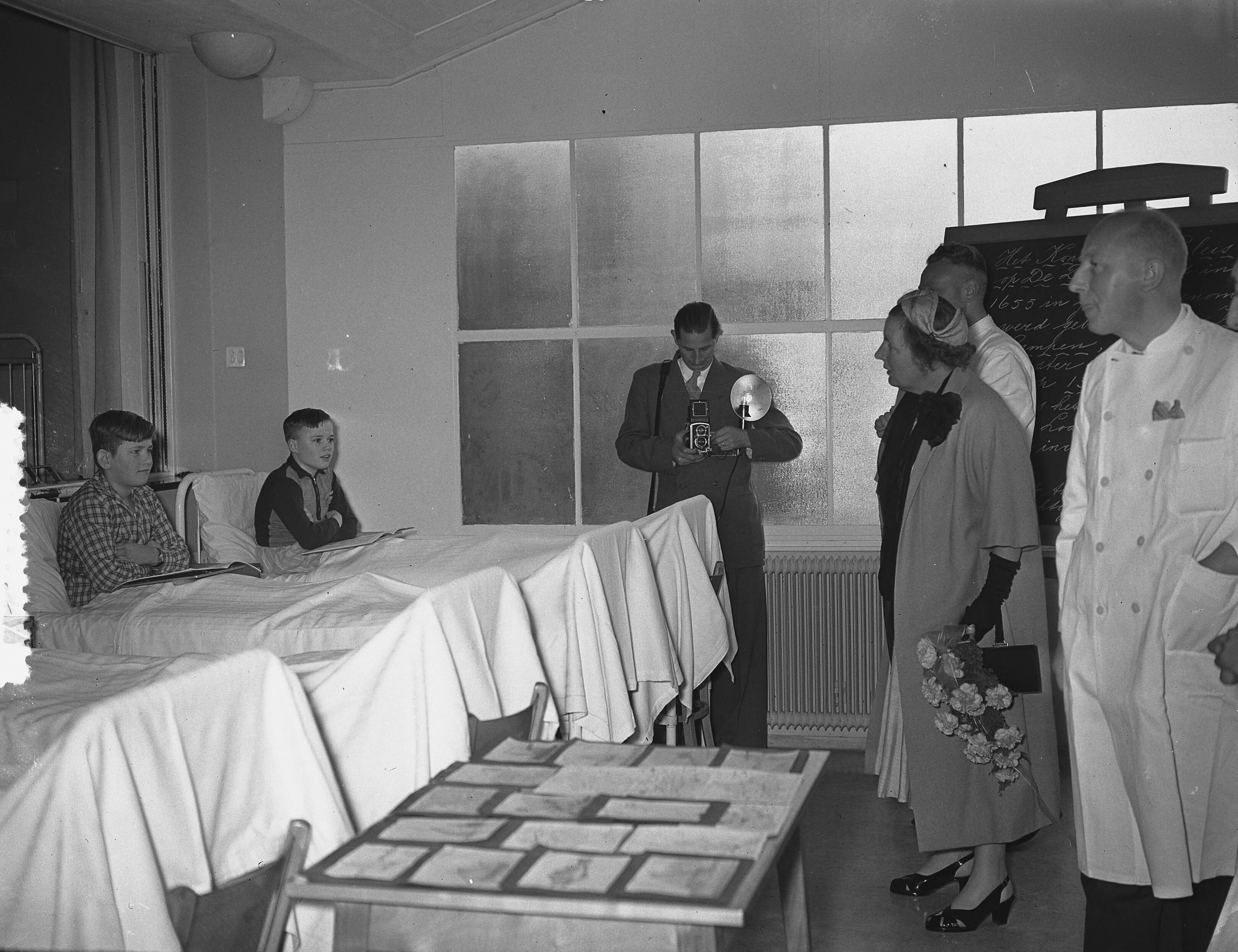 Koningin Juliana opent sanatorium De Klokkenberg in Breda — Opening van sanatorium "Klokkenberg". Koningin Juliana begroet patiënten — Foto: Bilsen, Joop van / Anefo. Licentie: Set B: Rechtenvrij / Publiek Domein. Bron: Nationaal Archief. http://hdl.handle.net/10648/a9254174-d0b4-102d-bcf8-003048976d84