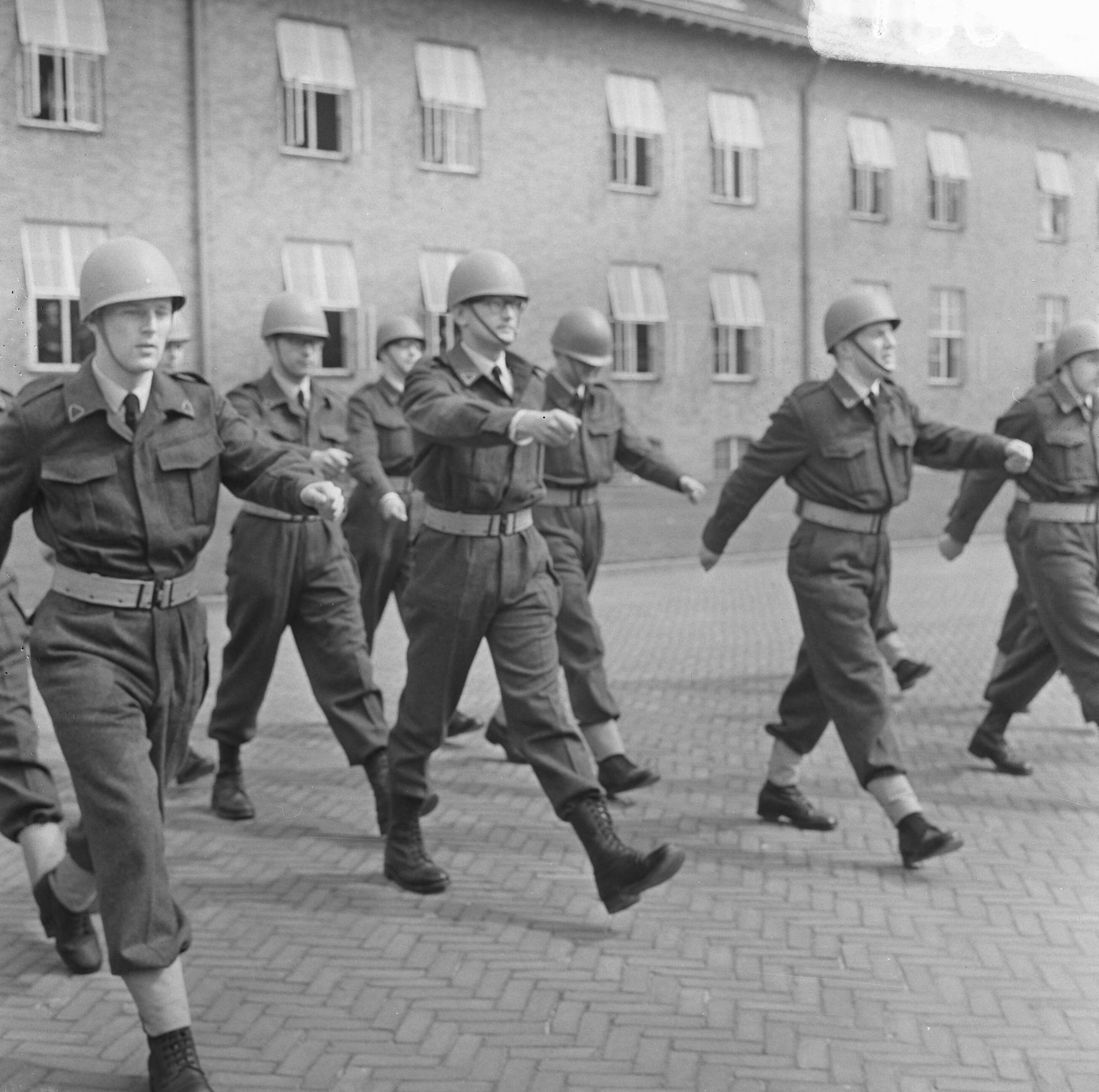Fotocollectie Anefo — Mr. Pieter van Vollenhoven in militaire dienst bij de luchtmacht in Breda, mr. Pieter tijdens exercitie — Foto: Koch, Eric / Anefo. Licentie: Set B: Rechtenvrij / Publiek Domein. Bron: Nationaal Archief. http://hdl.handle.net/10648/aae7801c-d0b4-102d-bcf8-003048976d84