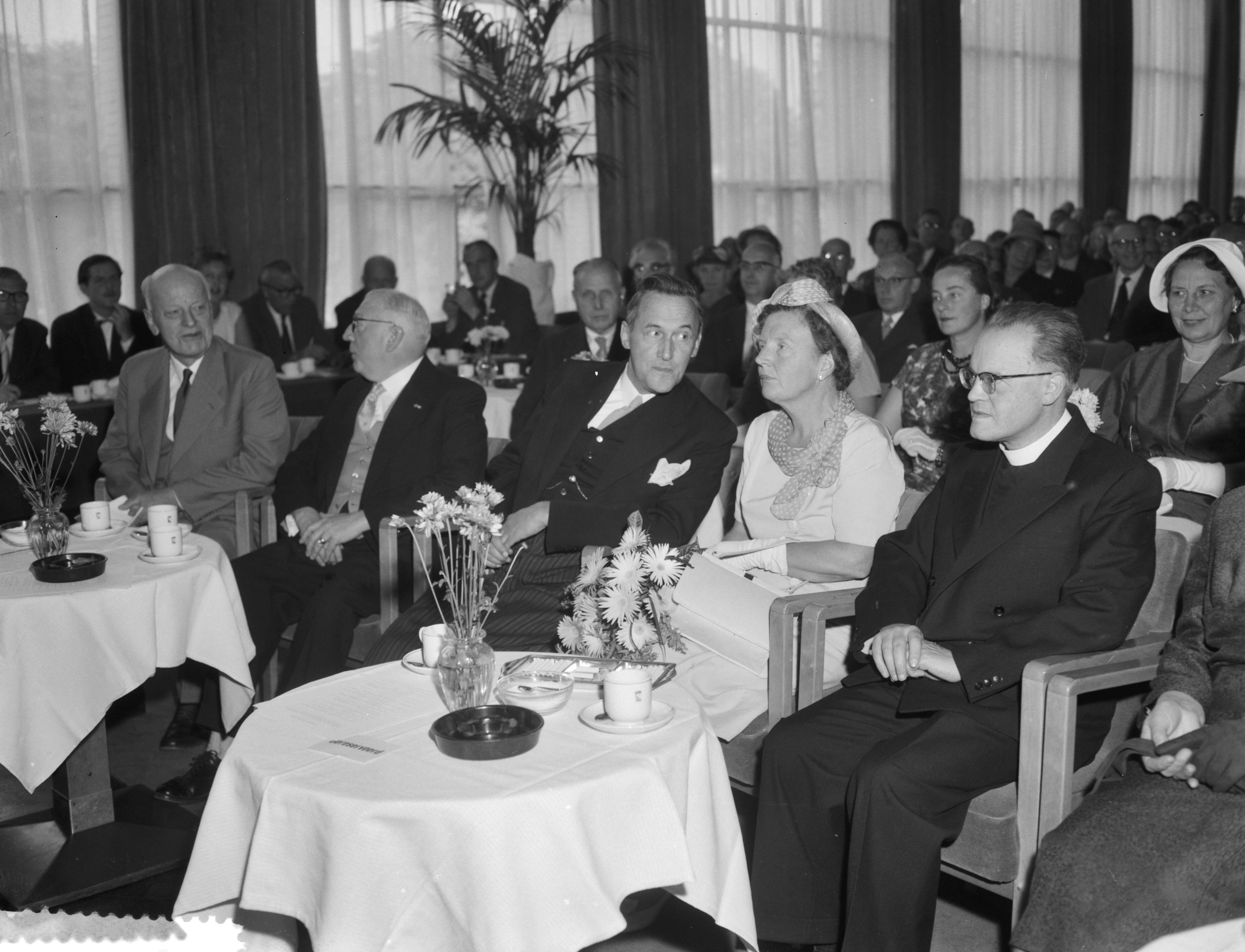 Fotocollectie Anefo — Koningin Juliana is aanwezig bij de viering van het 10-jarig bestaan van het Nederlands Gesprek Centrum te Utrecht. Zij wordt geflankeerd door twee leden van het presidium. Links mr. H.B.J. Waslander en rechts prof. dr. ir. A.F. van Leeuwen S.J. — Foto: Rossem, Wim van / Anefo. Licentie: Set B: Rechtenvrij / Publiek Domein. Bron: Nationaal Archief. http://hdl.handle.net/10648/a99f020c-d0b4-102d-bcf8-003048976d84
