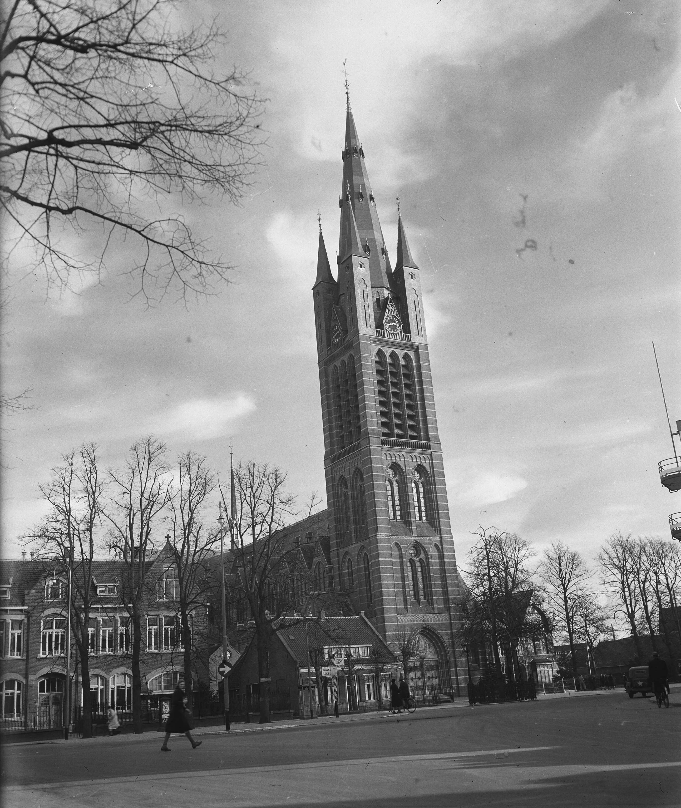 Fotocollectie Anefo — Kerk St. Vituskerk Hilversum — Foto: Raucamp, Koos / Anefo. Licentie: Set B: Rechtenvrij / Publiek Domein. Bron: Nationaal Archief. http://hdl.handle.net/10648/a894b7c6-d0b4-102d-bcf8-003048976d84