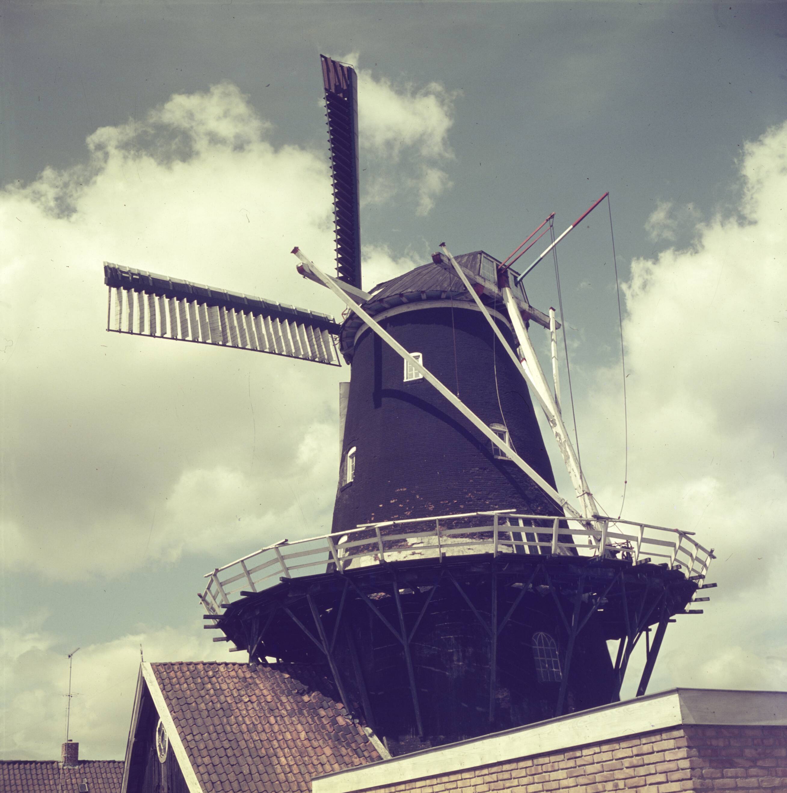 Reportage Nederland — Korenmolen De Hoop te Haren, provincie Groningen. Rond stenen stellingmolen, 2 koppel maalstenen, bouwjaar 1839 — Foto: Poll, Willem van de. Licentie: Set B: Rechtenvrij / Publiek Domein. Bron: Nationaal Archief. http://hdl.handle.net/10648/aeef5b94-d0b4-102d-bcf8-003048976d84