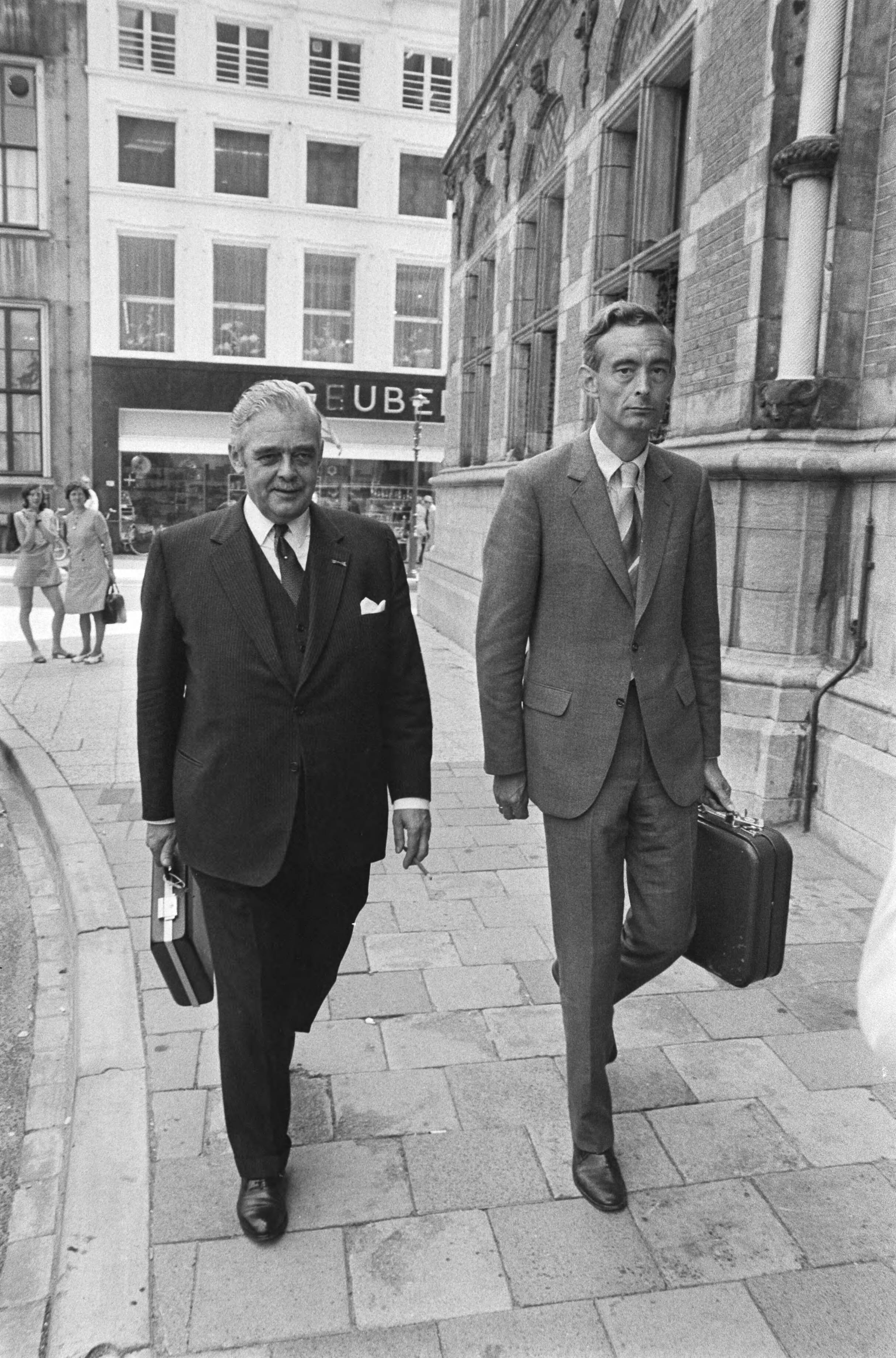 Fotocollectie Anefo — Nieuwe kabinet Biesheuvel bijeen, Den Haag , nr. 4 Biesheuvel (l) en Nelissen (Financien) bij aankomst, nr. Geertsema (Binnenlandse Zaken) en Langman (Economische — Foto: Mieremet, Rob / Anefo. Licentie: Set B: Rechtenvrij / Publiek Domein. Bron: Nationaal Archief. http://hdl.handle.net/10648/abc56f8a-d0b4-102d-bcf8-003048976d84