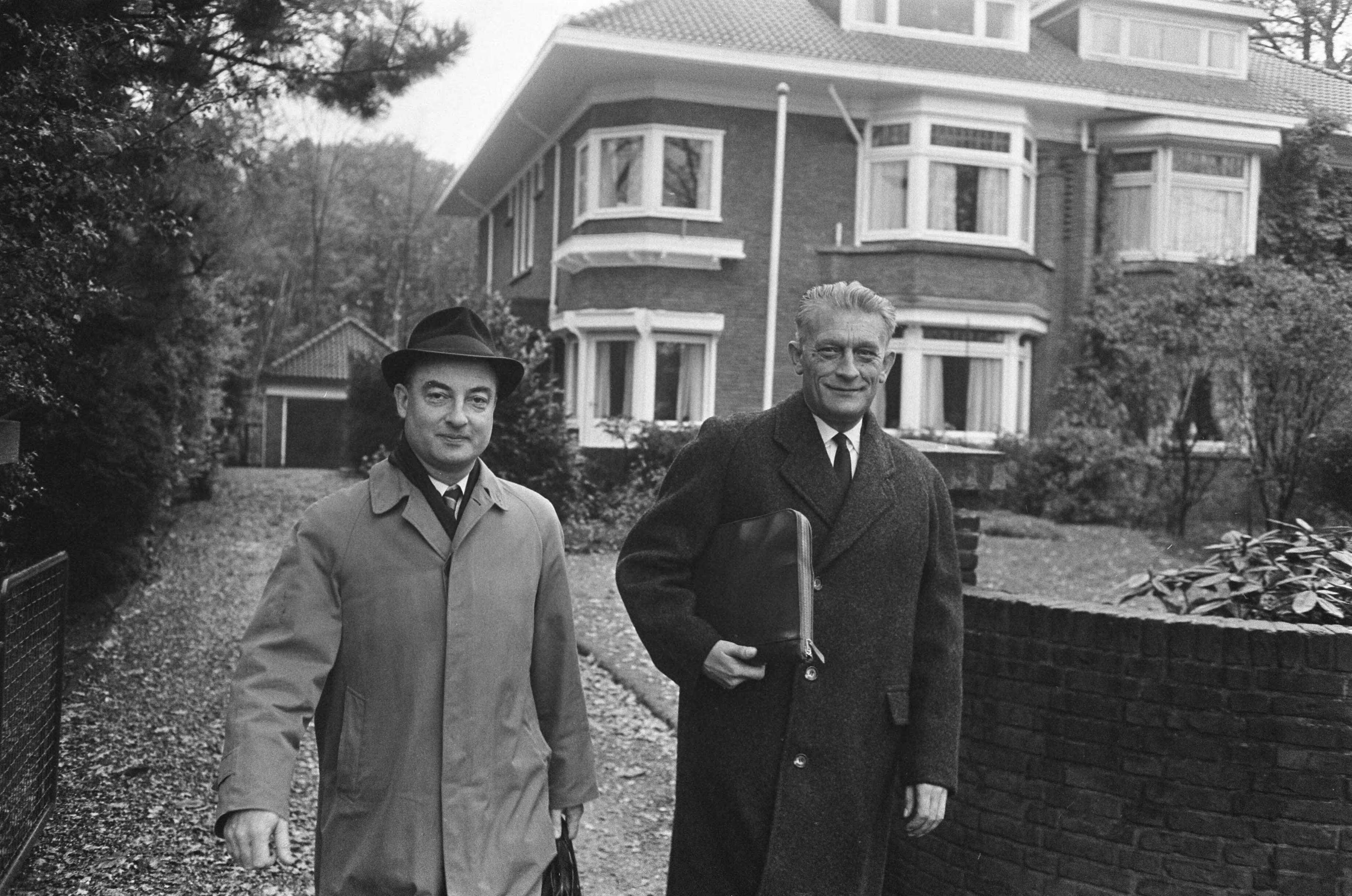 Kabinetscrises 1966: De nacht van Schmelzer — De heren drs. W.K.N. (Norbert) Schmelzer (KVP) (links) en dhr. B. (Bauke) Roolvink (ARP) bij aankomst bij dr. L.J.M. (Louis) Beel (KVP) — Foto: Koch, Eric / Anefo. Licentie: Set B: Rechtenvrij / Publiek Domein. Bron: Nationaal Archief. http://hdl.handle.net/10648/ab0531ca-d0b4-102d-bcf8-003048976d84