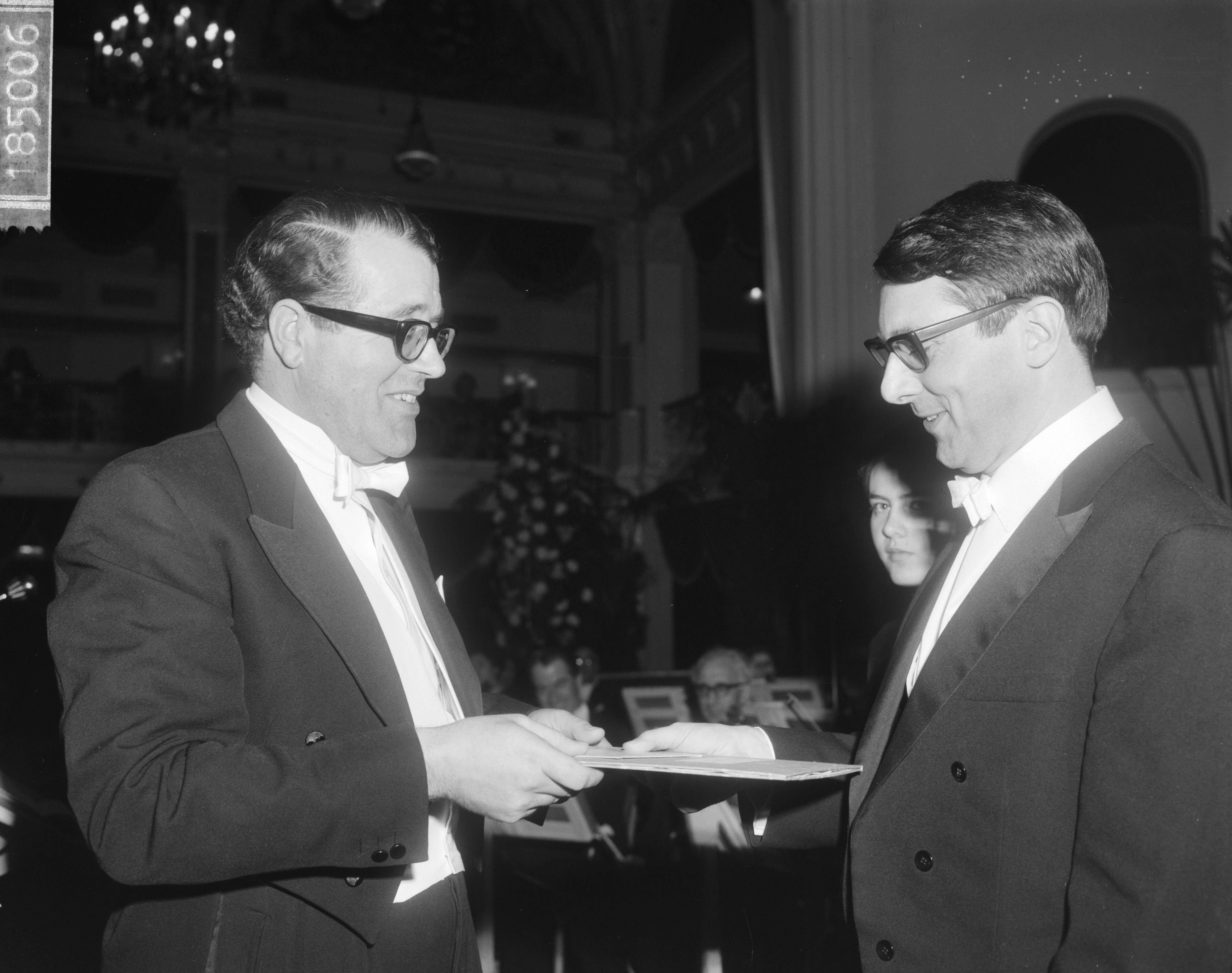 Fotocollectie Anefo — Uitreiking van de EMS Cultuurprijzen in het Kurhaus te Scheveningen. Pieter van Munster (r.) neemt prijs in ontvangst [nog net zichtbaar prijswinnares Abbie de Quant] — Foto: Bilsen, Joop van / Anefo. Licentie: Set B: Rechtenvrij / Publiek Domein. Bron: Nationaal Archief. http://hdl.handle.net/10648/aacfdf0c-d0b4-102d-bcf8-003048976d84