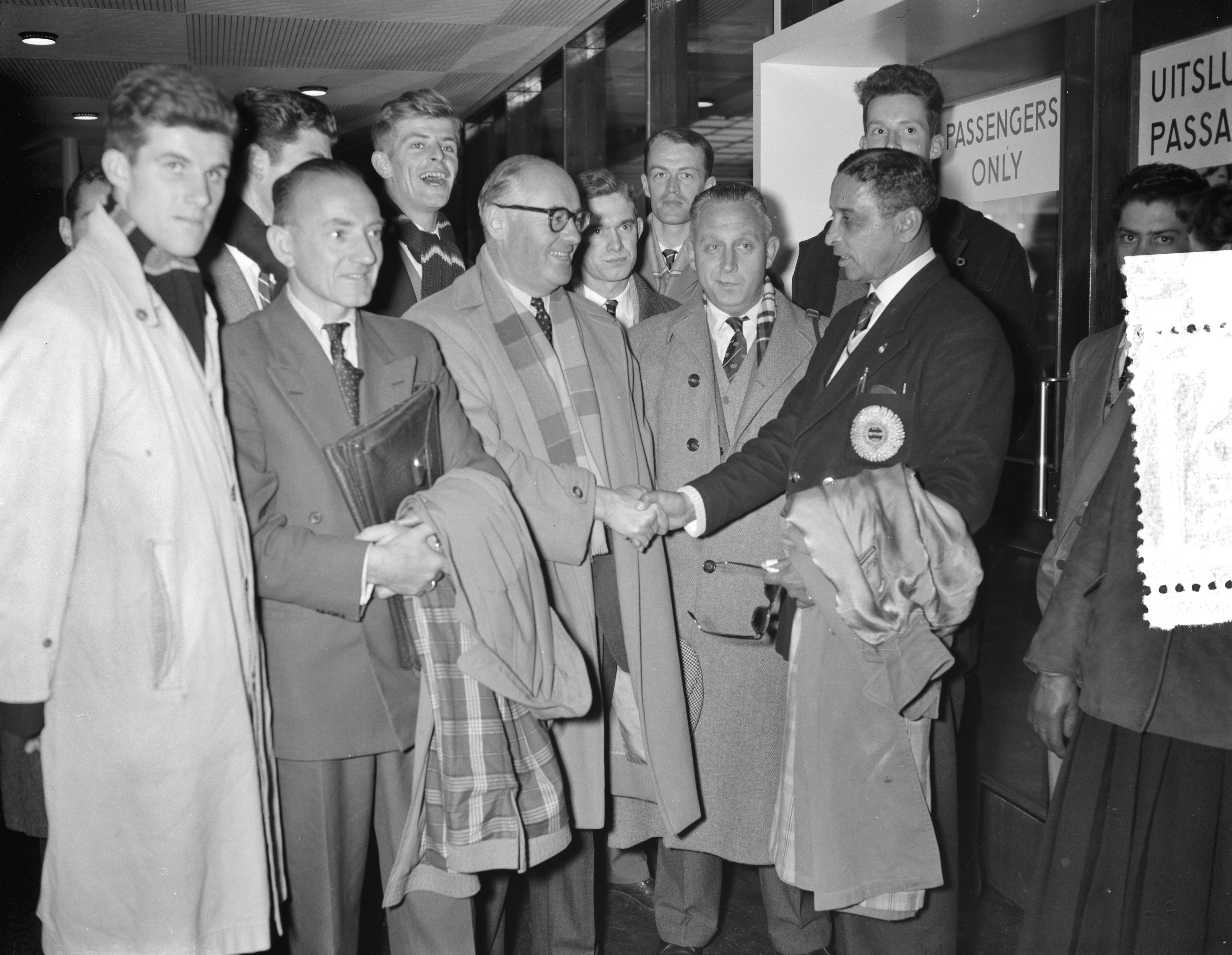 Fotocollectie Anefo — Rex Norris, de Indiase trainer van het Nederlands Olympisch hockeyteam, vertrekt van Schiphol naar Bombay — Foto: Rossem, Wim van / Anefo. Licentie: Set B: Rechtenvrij / Publiek Domein. Bron: Nationaal Archief. http://hdl.handle.net/10648/a952a088-d0b4-102d-bcf8-003048976d84