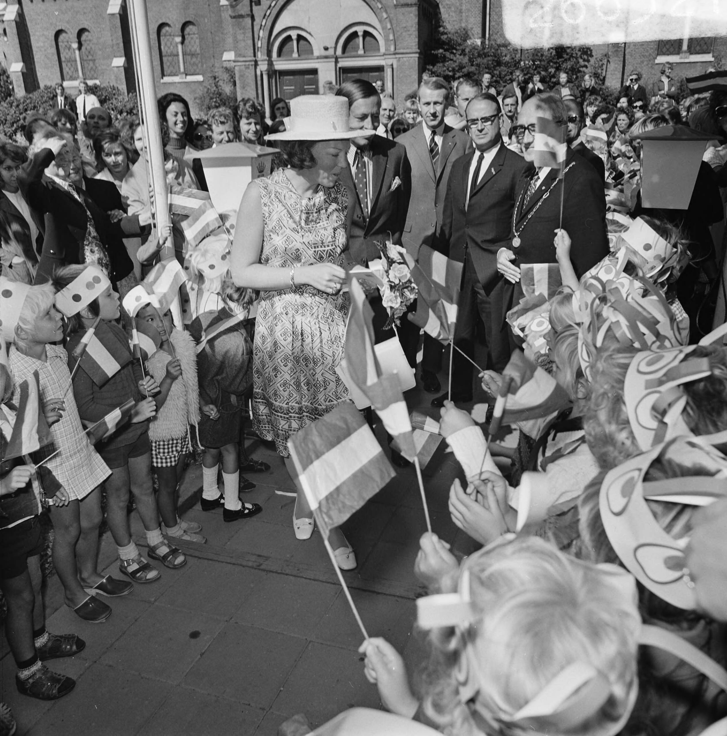 Fotocollectie Anefo — Prinses Beatrix en Prins Claus bezoeken provincie Noord-Holland (derde dag), bezoek aan Assendelft — Foto: Mieremet, Rob / Anefo. Licentie: Set B: Rechtenvrij / Publiek Domein. Bron: Nationaal Archief. http://hdl.handle.net/10648/ac34ea18-d0b4-102d-bcf8-003048976d84