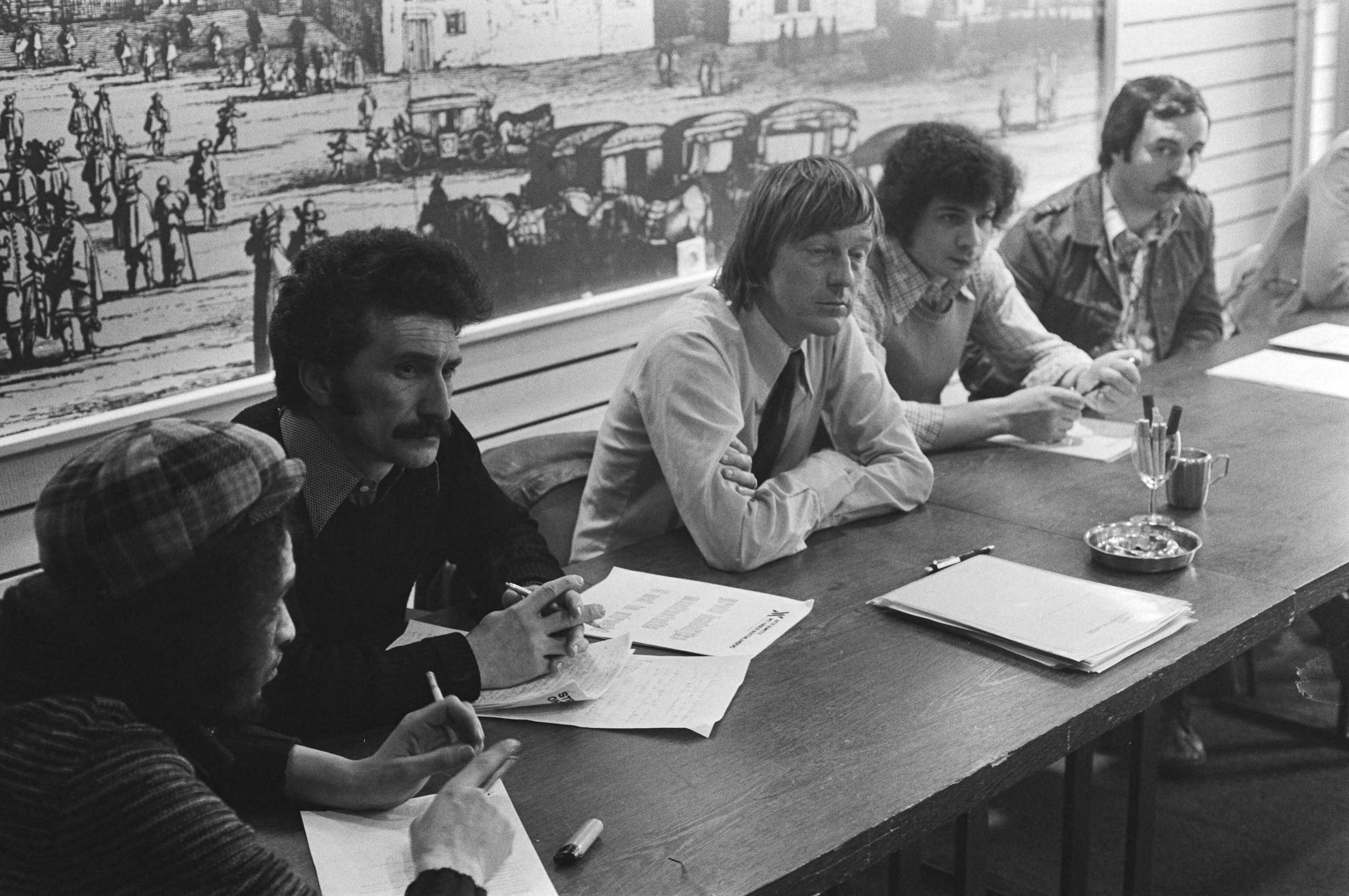 Fotocollectie Anefo — Persconferentie Aktie Komitee Wet Arbeid Buitenland in Den Haag ; v.l.n.r. Alouini (Marokko), Inceloz (Turkije), Sandberg en Adam — Foto: Verhoeff, Bert / Anefo. Licentie: Set B: Rechtenvrij / Publiek Domein. Bron: Nationaal Archief. http://hdl.handle.net/10648/ac804e72-d0b4-102d-bcf8-003048976d84