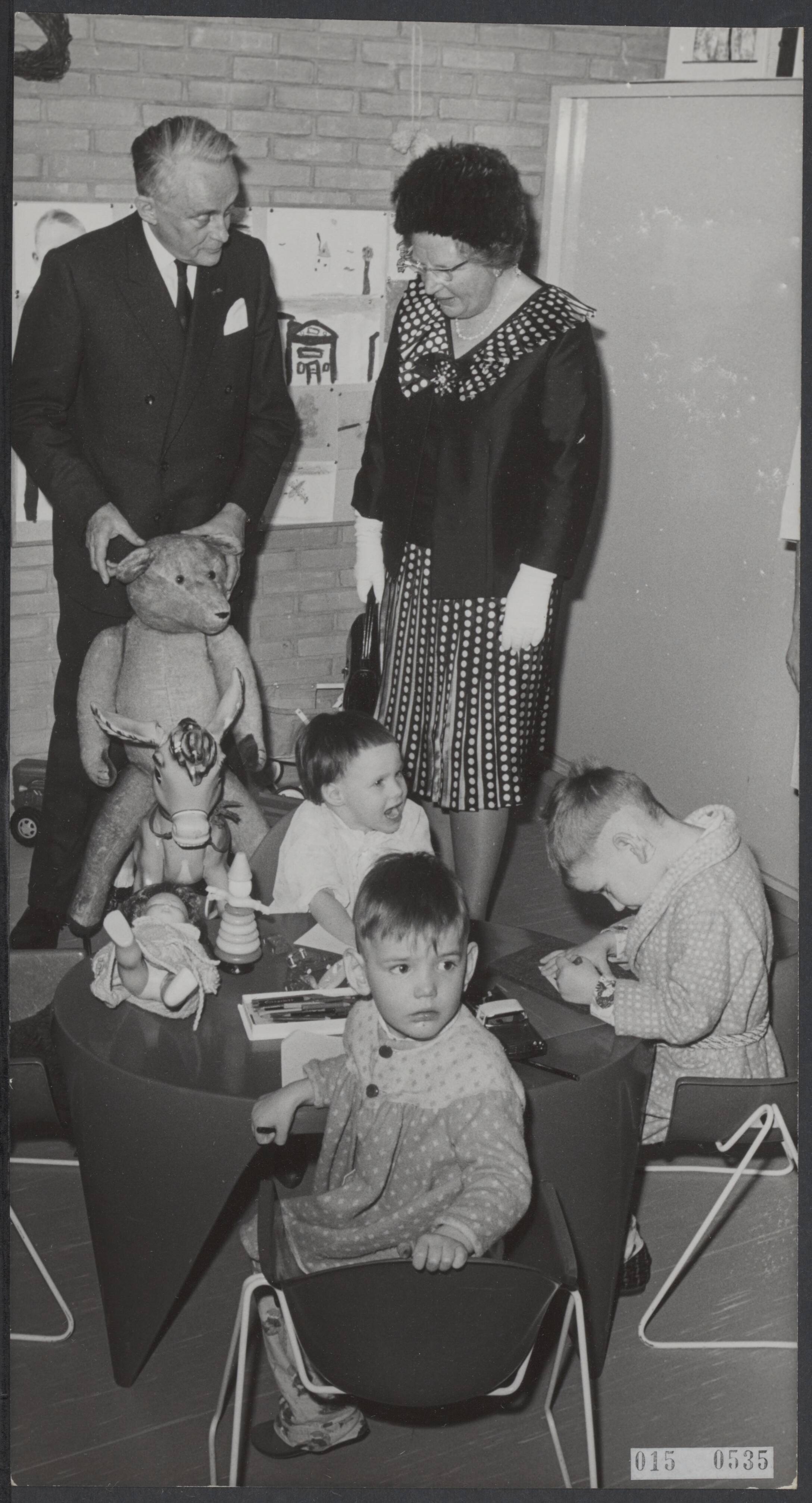 Fotocollectie Elsevier Binnenland — Koningin Juliana bracht een bezoek aan de gemeente Voorburg. In het Diaconessenhuis kwam de koningin ook even bij de kleine patientjes kijken. Links de Commissaris van de Koningin In Zuid-Holland, mr. J. Klaasesz — Foto: Koch, Eric / Anefo. Licentie: Set B: Rechtenvrij / Publiek Domein. Bron: Nationaal Archief. http://hdl.handle.net/10648/adb55f94-d0b4-102d-bcf8-003048976d84