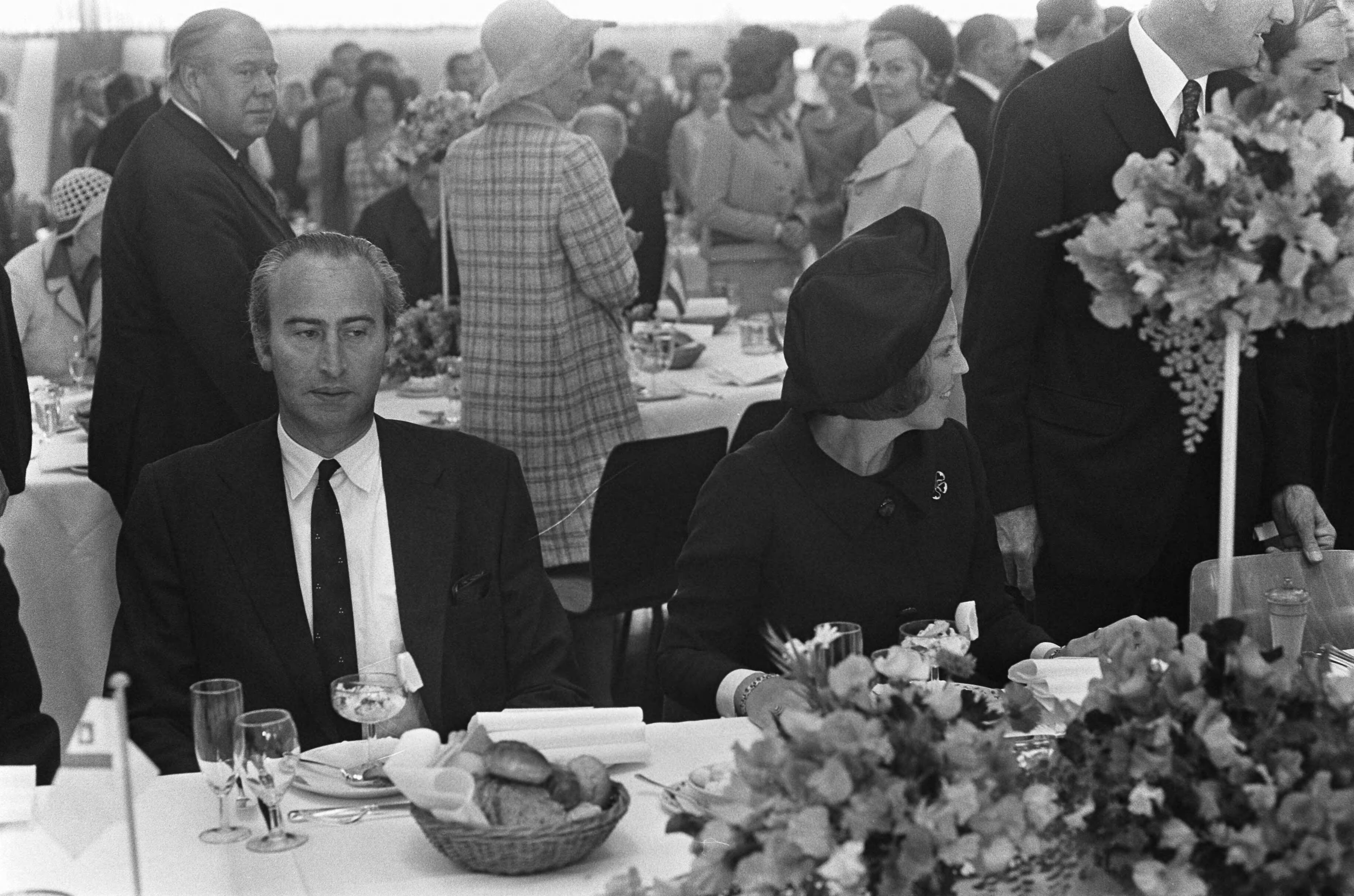 Fotocollectie Anefo — Prinses Beatrix en prins Claus bij de doop van geleide-wapen fregat "Tromp" te Vlissingen — Foto: Peters, Hans / Anefo. Licentie: Set B: Rechtenvrij / Publiek Domein. Bron: Nationaal Archief. http://hdl.handle.net/10648/ac2e03ba-d0b4-102d-bcf8-003048976d84