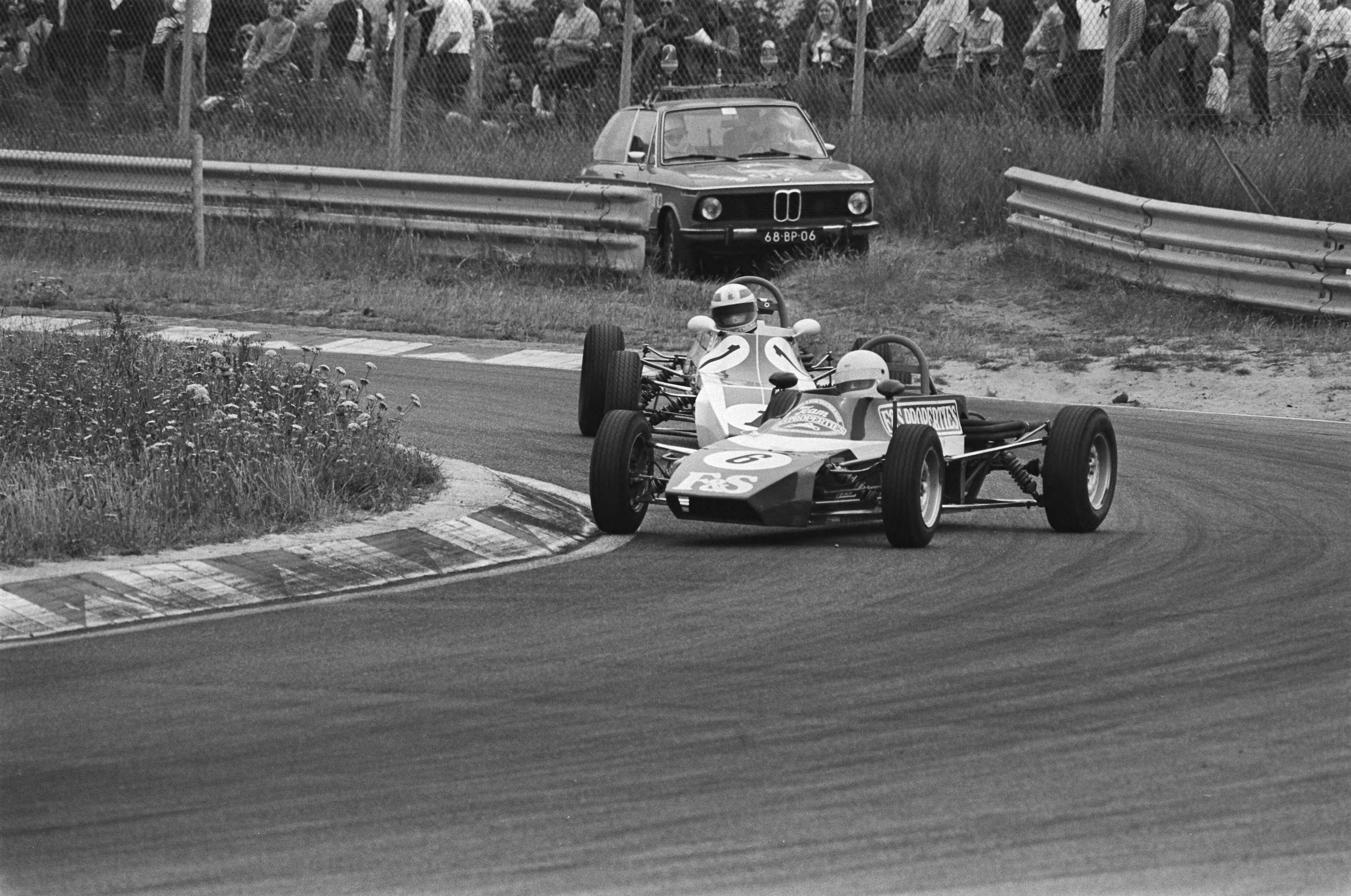 Fotocollectie Anefo — Internationale autoraces Zandvoort; formule Ford 1600; Hememan (6) (winnaar) gevolgd door Leeuwenburgh (1) — Foto: Suyk, Koen / Anefo. Licentie: Set B: Rechtenvrij / Publiek Domein. Bron: Nationaal Archief. http://hdl.handle.net/10648/ac9f9b24-d0b4-102d-bcf8-003048976d84
