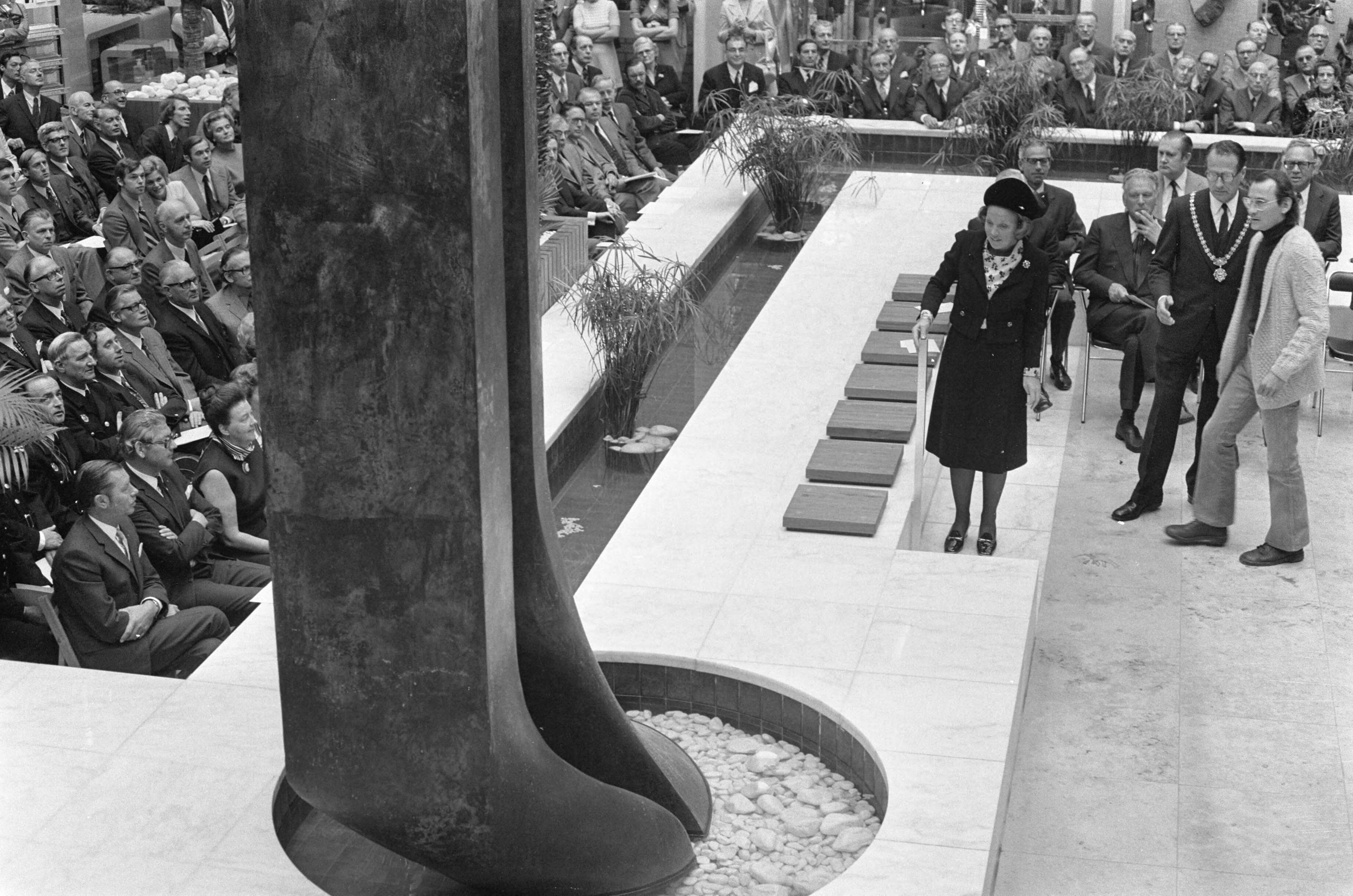 Fotocollectie Anefo — Prinses Beatrix opent Hoog Catharijne in Utrecht, tijdens de opening — Foto: Mieremet, Rob / Anefo. Licentie: Set B: Rechtenvrij / Publiek Domein. Bron: Nationaal Archief. http://hdl.handle.net/10648/ac37a456-d0b4-102d-bcf8-003048976d84
