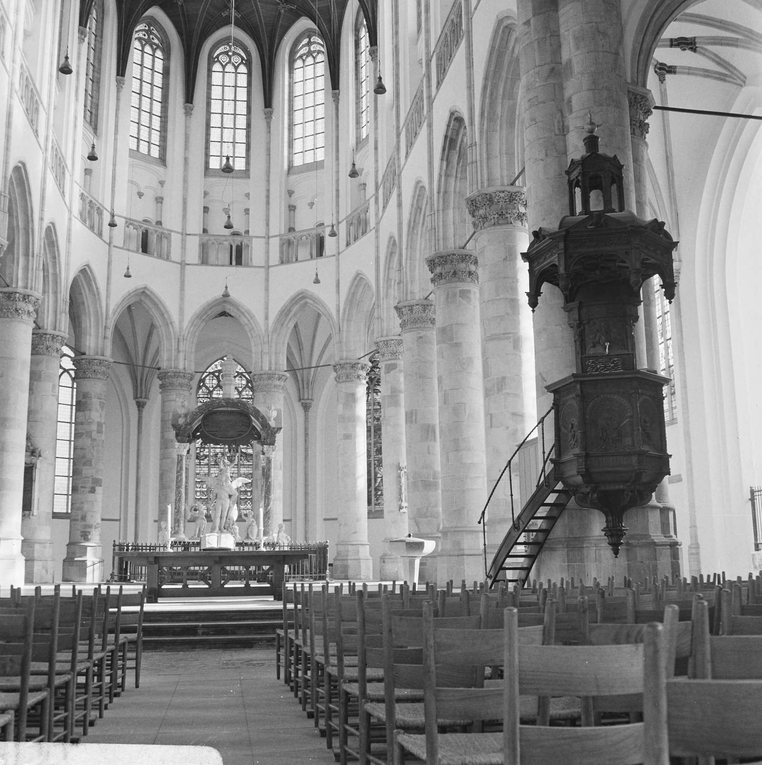 Restauratie van de Grote of St. Jacobskerk te Den Haag in verband met huwelijk van prinses Margriet met mr. Pieter van Vollenhoven — Den Haag|Zuid-Holland|restauraties |kerkgebouwen|Sint-Jacobuskerk — Foto: Voets, Jan / Anefo. Licentie: Set B: Rechtenvrij / Publiek Domein. Bron: Nationaal Archief. http://hdl.handle.net/10648/ab029e2e-d0b4-102d-bcf8-003048976d84