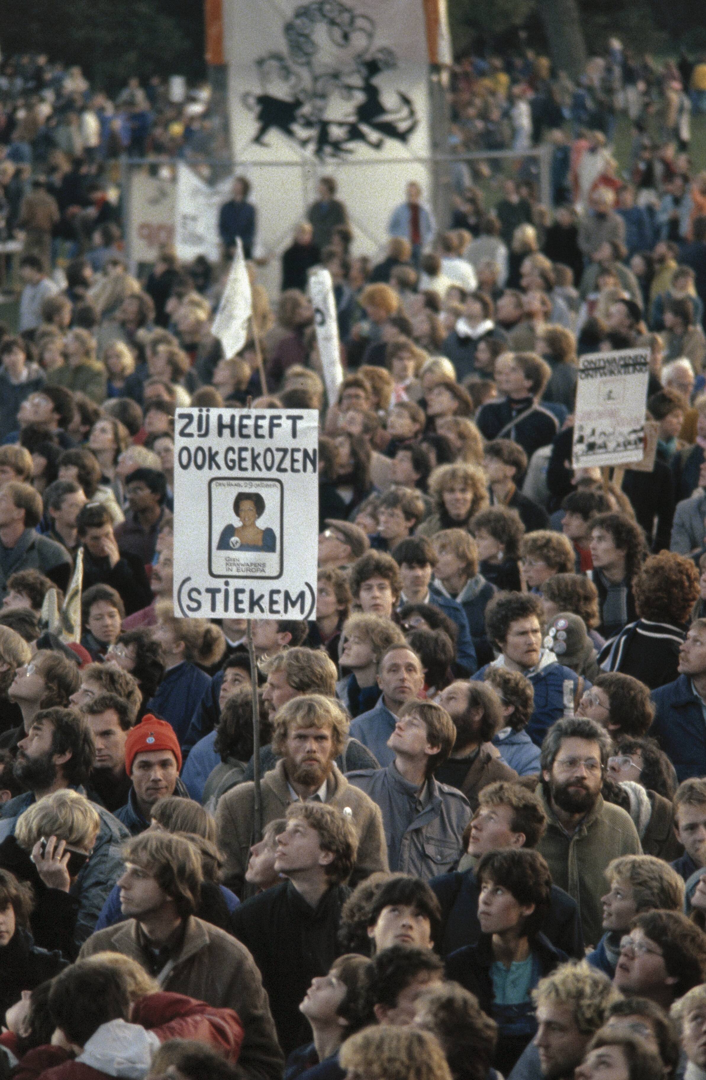 Fotocollectie Anefo — Anti kernwapendemonstratie in Den Haag ( 550 duizend deelnemers ); overzichten — Foto: Antonisse, Marcel / Anefo. Licentie: Set B: Rechtenvrij / Publiek Domein. Bron: Nationaal Archief. http://hdl.handle.net/10648/ad8b61e4-d0b4-102d-bcf8-003048976d84