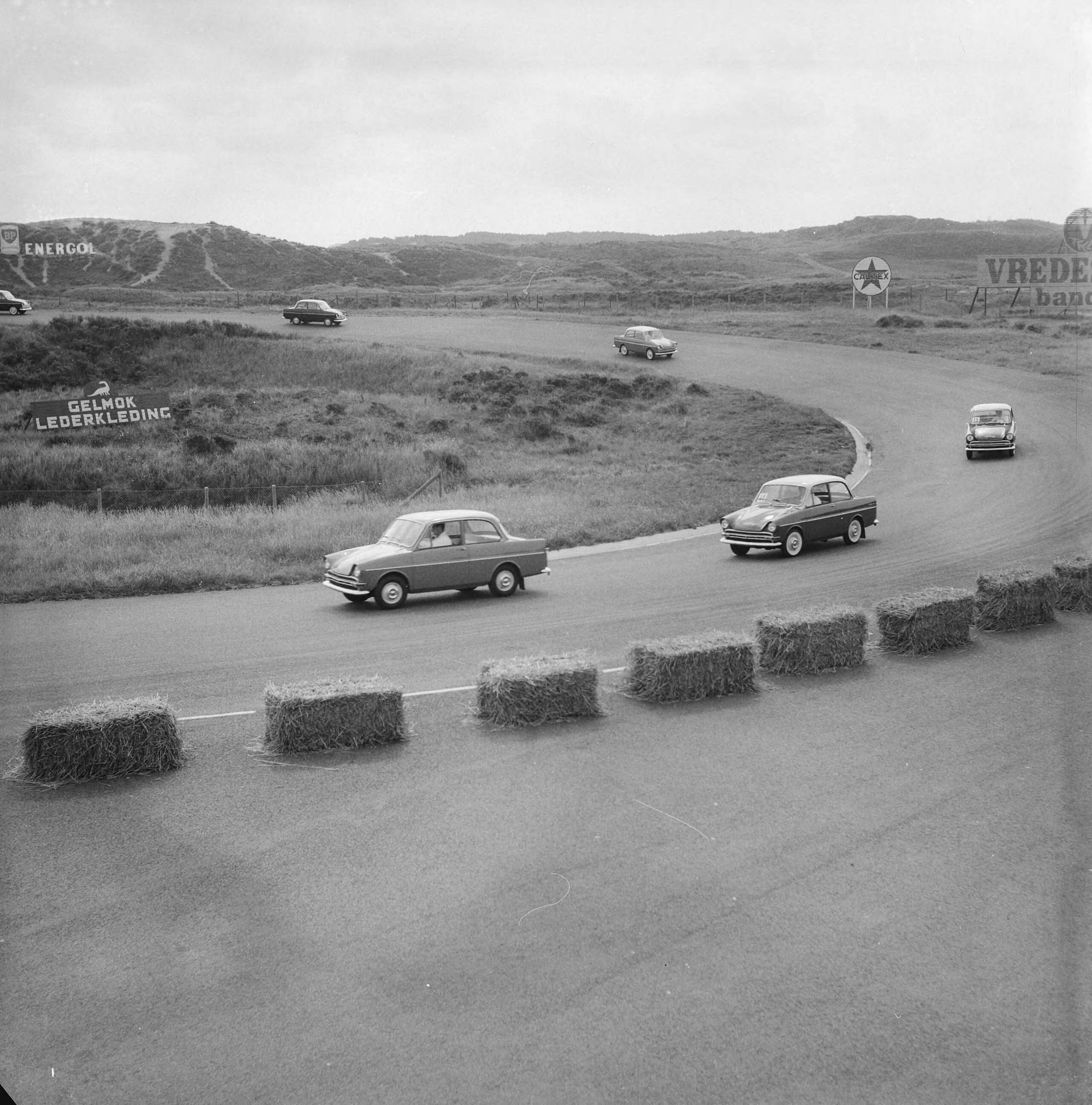 Fotocollectie Anefo — Presentatie van de nieuwe DAF 750 personenauto voor de Nederlandse pers op het circuit van Zandvoort — Foto: Nijs, Jac. de / Anefo. Licentie: Set B: Rechtenvrij / Publiek Domein. Bron: Nationaal Archief. http://hdl.handle.net/10648/a9e1a7ce-d0b4-102d-bcf8-003048976d84