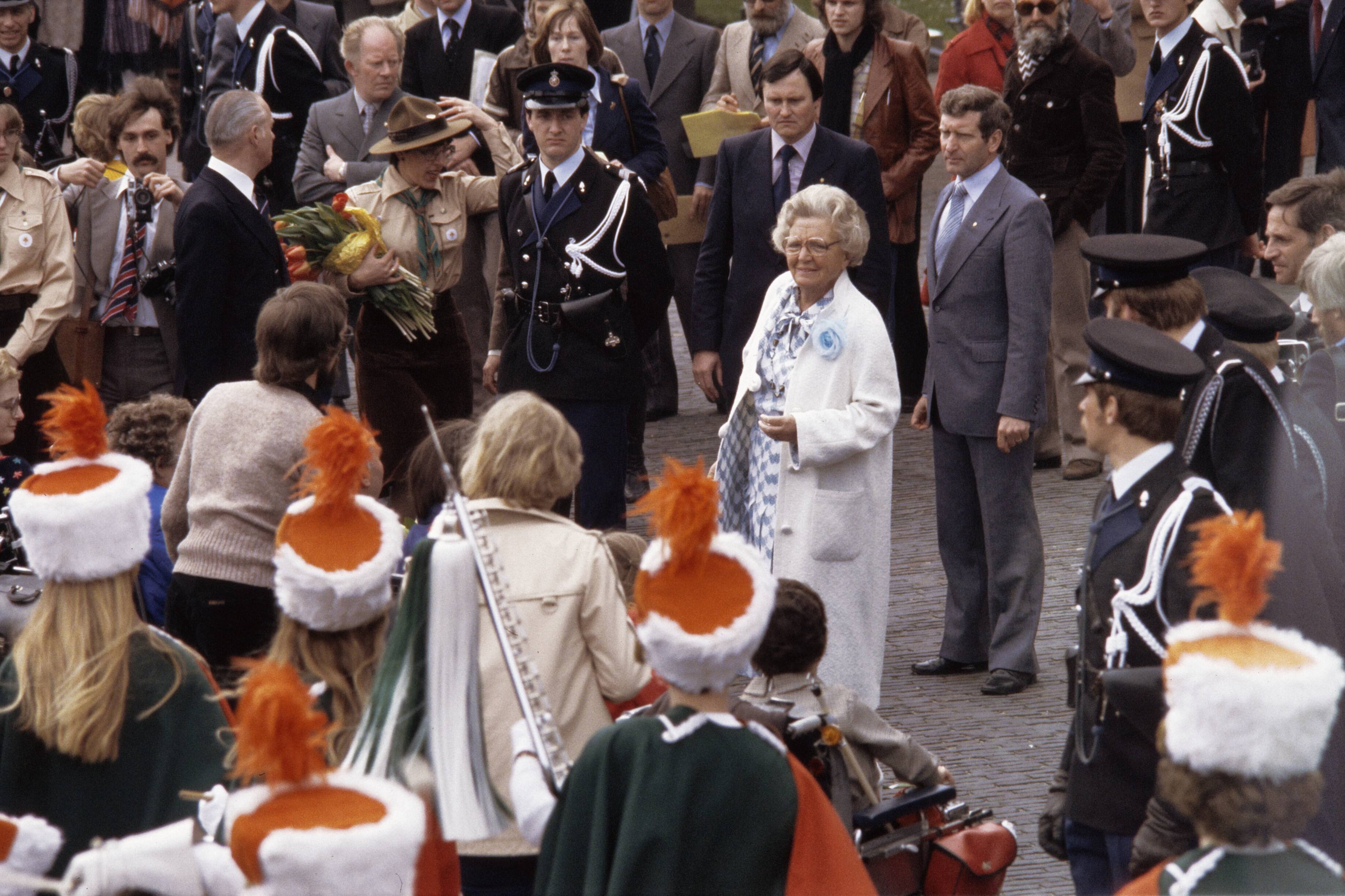Koninginnedag 1978 — Koninginnedag 1978, defile Soestdijk; Koningin Juliana in de tuin — Foto: Suyk, Koen / Anefo. Licentie: Set B: Rechtenvrij / Publiek Domein. Bron: Nationaal Archief. http://hdl.handle.net/10648/ad948350-d0b4-102d-bcf8-003048976d84