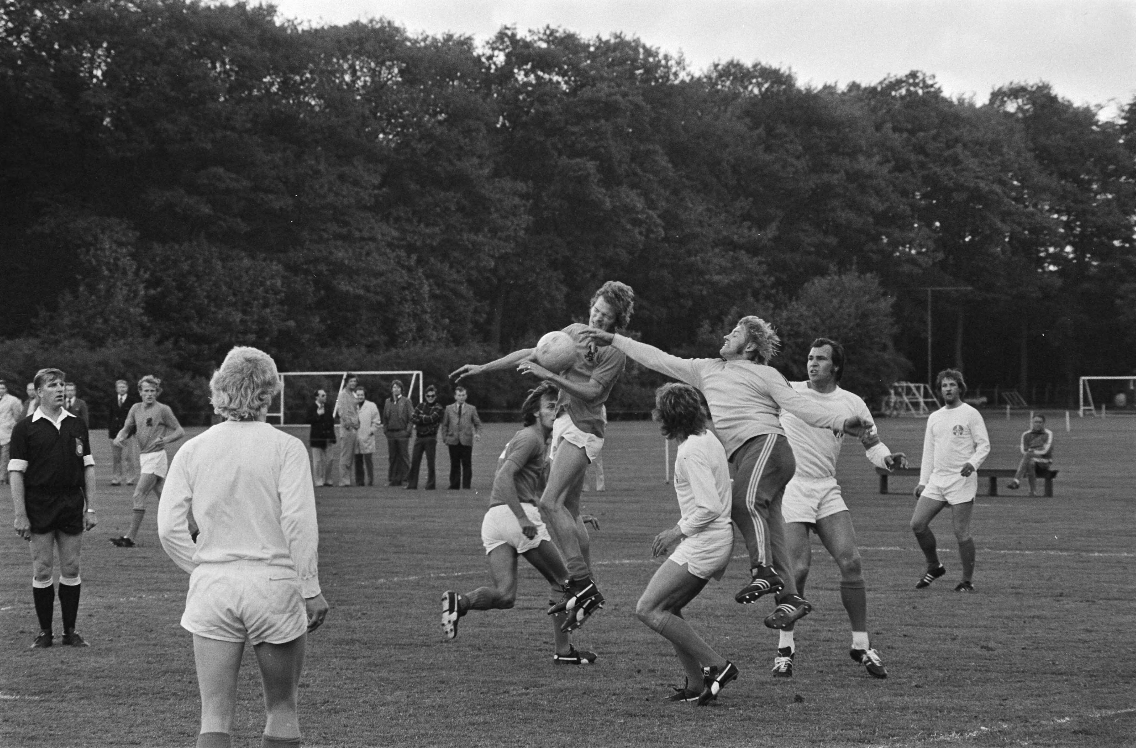 Fotocollectie Anefo — Selectie Nederland elftal speelt in Zeist oefenwedstrijd tegen Rijkspolitie; Piet Schrijvers in actie, De Jong kopt, Rensenbrink half zichtbaar / — Foto: Verhoeff, Bert / Anefo. Licentie: Set B: Rechtenvrij / Publiek Domein. Bron: Nationaal Archief. http://hdl.handle.net/10648/ac4ceae6-d0b4-102d-bcf8-003048976d84
