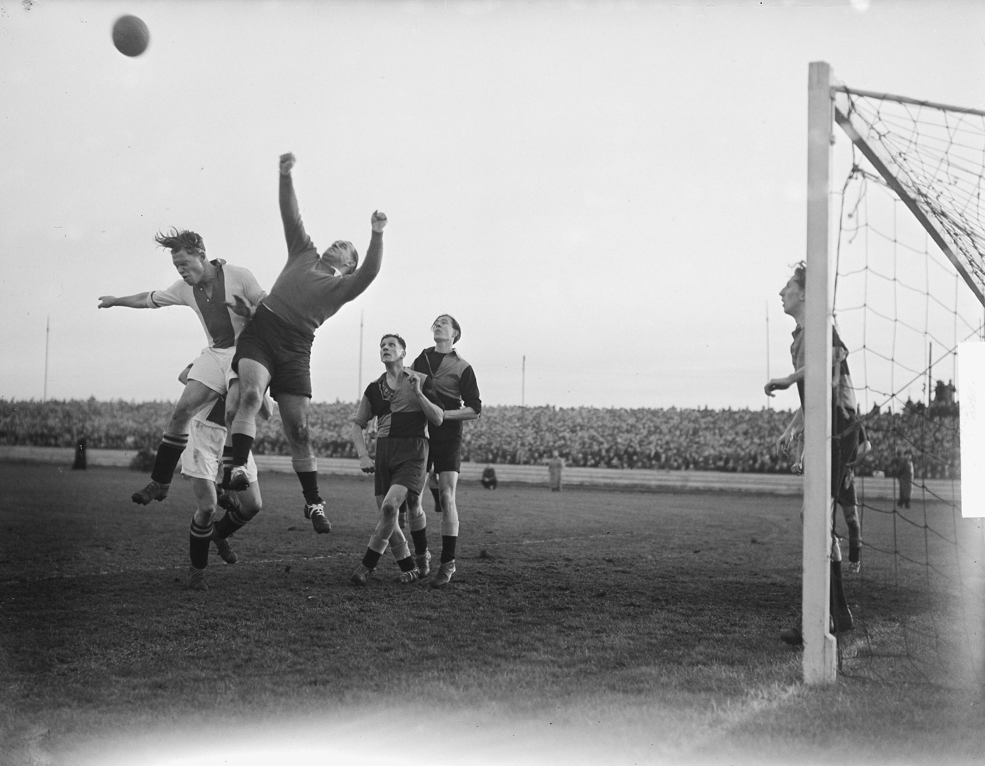 Fotocollectie Anefo — 't Gooi tegen Ajax 1-0, Michels en Musterd — Foto: Nijs, Jac. de / Anefo. Licentie: Set B: Rechtenvrij / Publiek Domein. Bron: Nationaal Archief. http://hdl.handle.net/10648/a8d34932-d0b4-102d-bcf8-003048976d84
