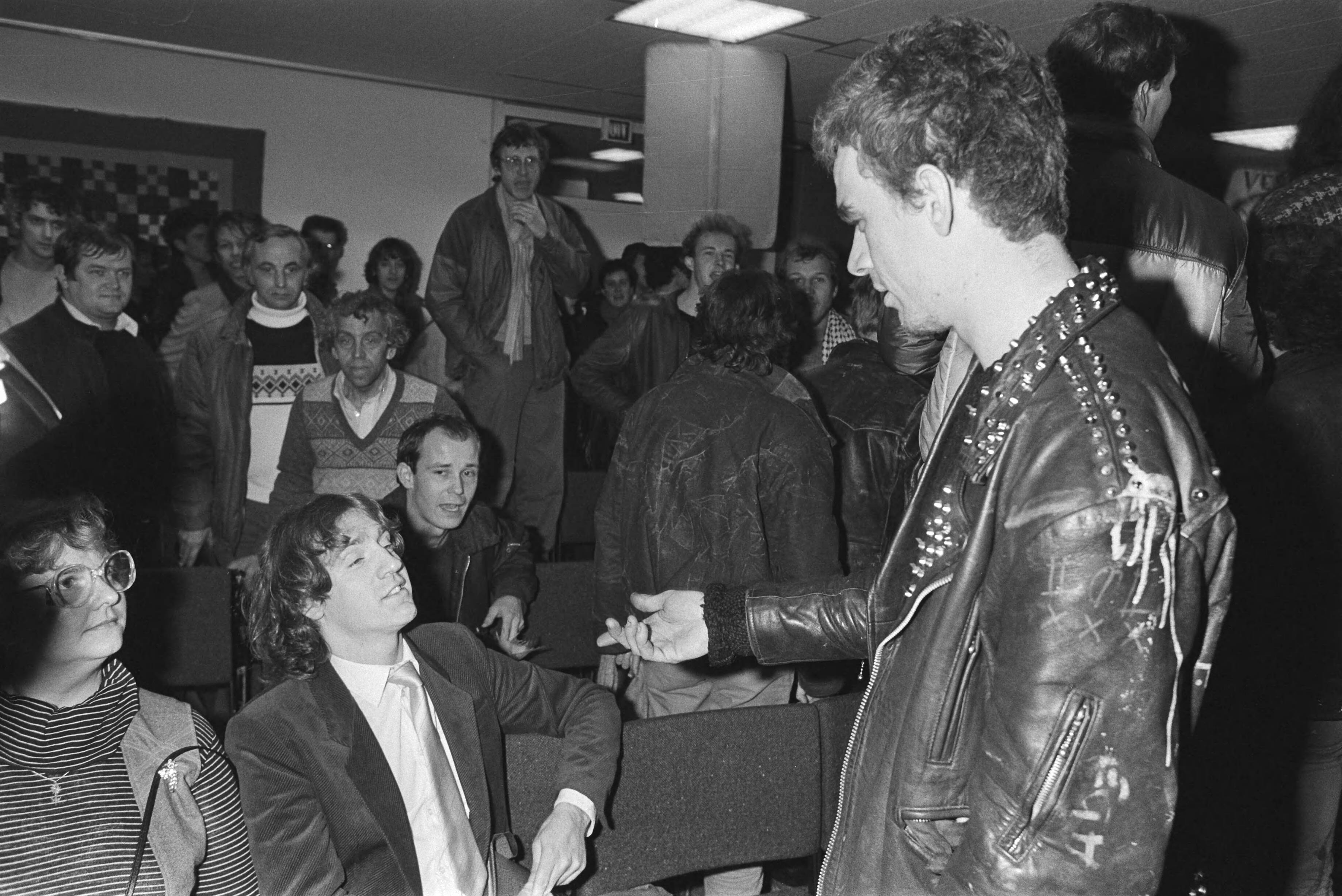 Fotocollectie Anefo — Almere, installatie 2 CP-raadsleden Vreeswijk en Fresco; demonstranten in discussie met "Partij idoloog" Vierling — Foto: Croes, Rob C. / Anefo. Licentie: Set B: Rechtenvrij / Publiek Domein. Bron: Nationaal Archief. http://hdl.handle.net/10648/ad334928-d0b4-102d-bcf8-003048976d84