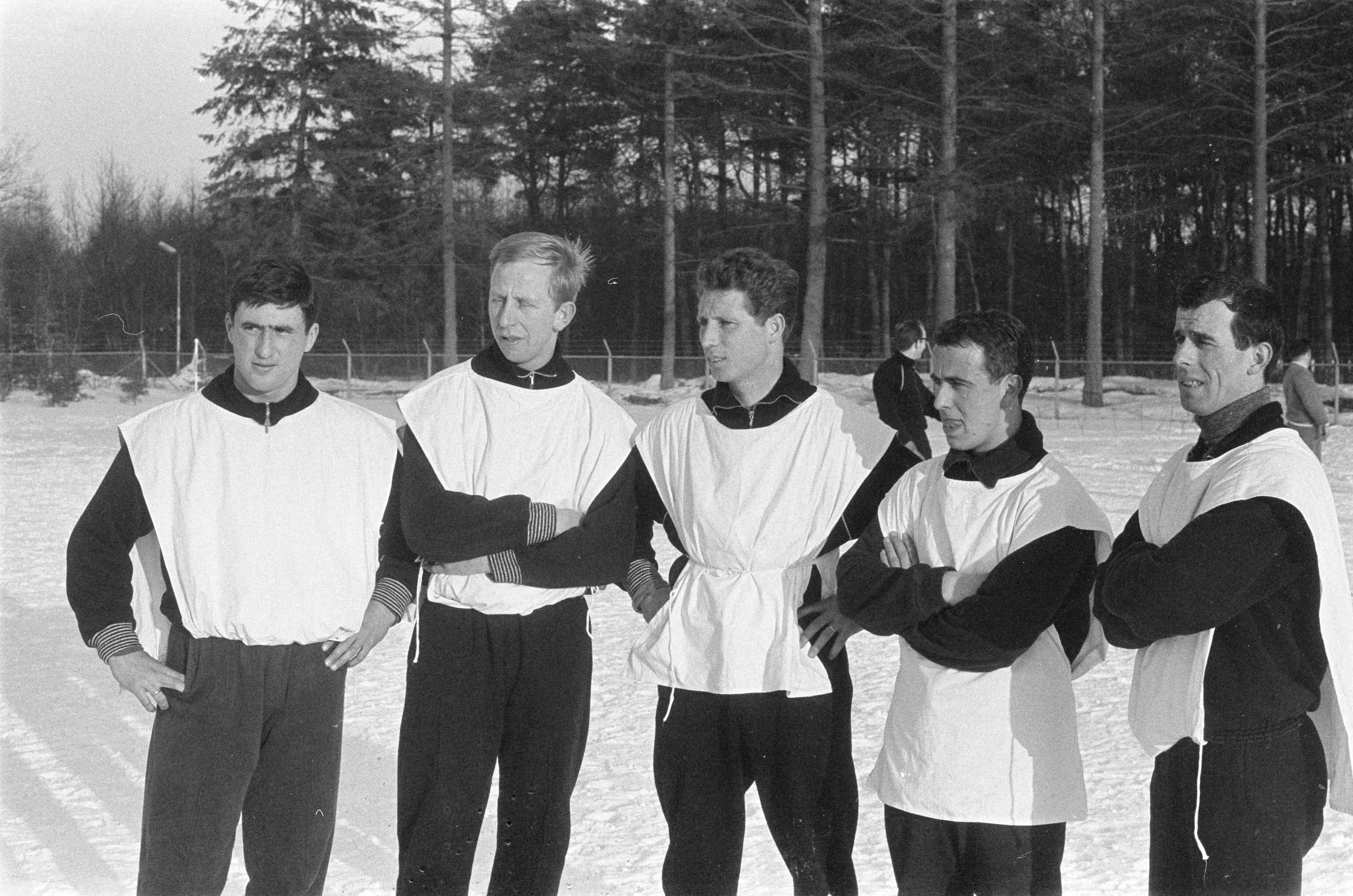 Fotocollectie Anefo — Training Nederlands elftal te Zeist, de voorhoede zoals die tegen België zal spelen, v.l.n.r. Swart, H. Groot , Van der Linden , Bouwmeester en Moulijn — Foto: Gelderen, Hugo van / Anefo. Licentie: Set B: Rechtenvrij / Publiek Domein. Bron: Nationaal Archief. http://hdl.handle.net/10648/aa2b8c86-d0b4-102d-bcf8-003048976d84