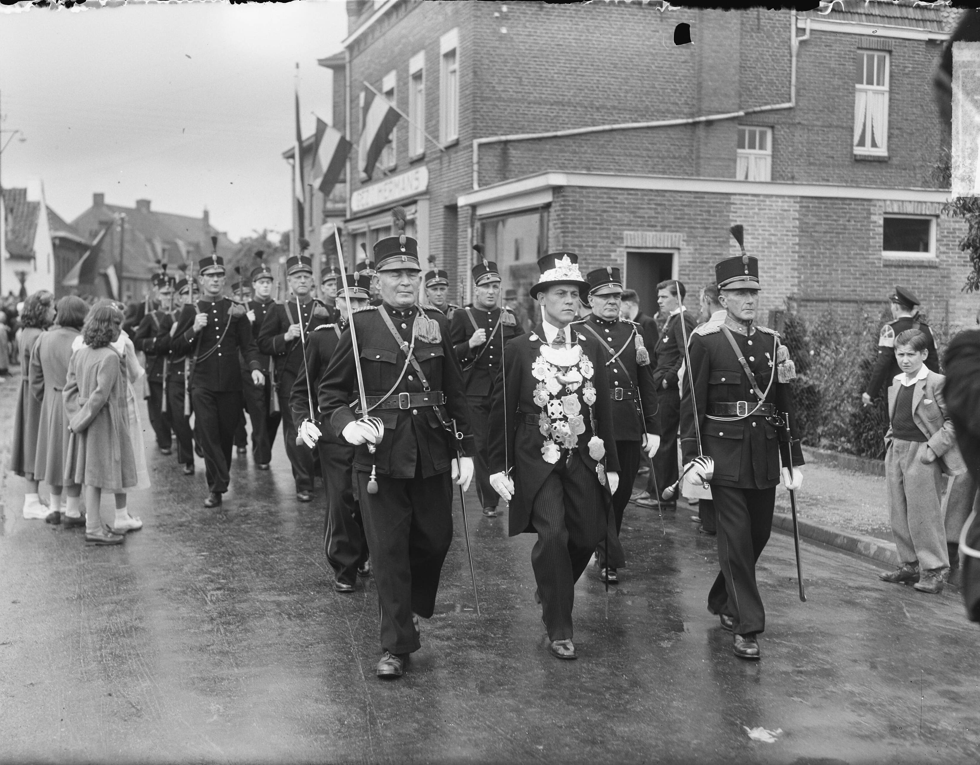 300-jarig bestaan schutterij St. Bavo — Optocht t.g.v. 300-jarig bestaan schutterij St. Bavo [een schutterij met in het midden een schutterskoning] — Foto: Oorschot, […] van / Anefo. Licentie: Set B: Rechtenvrij / Publiek Domein. Bron: Nationaal Archief. http://hdl.handle.net/10648/a8daf0f6-d0b4-102d-bcf8-003048976d84