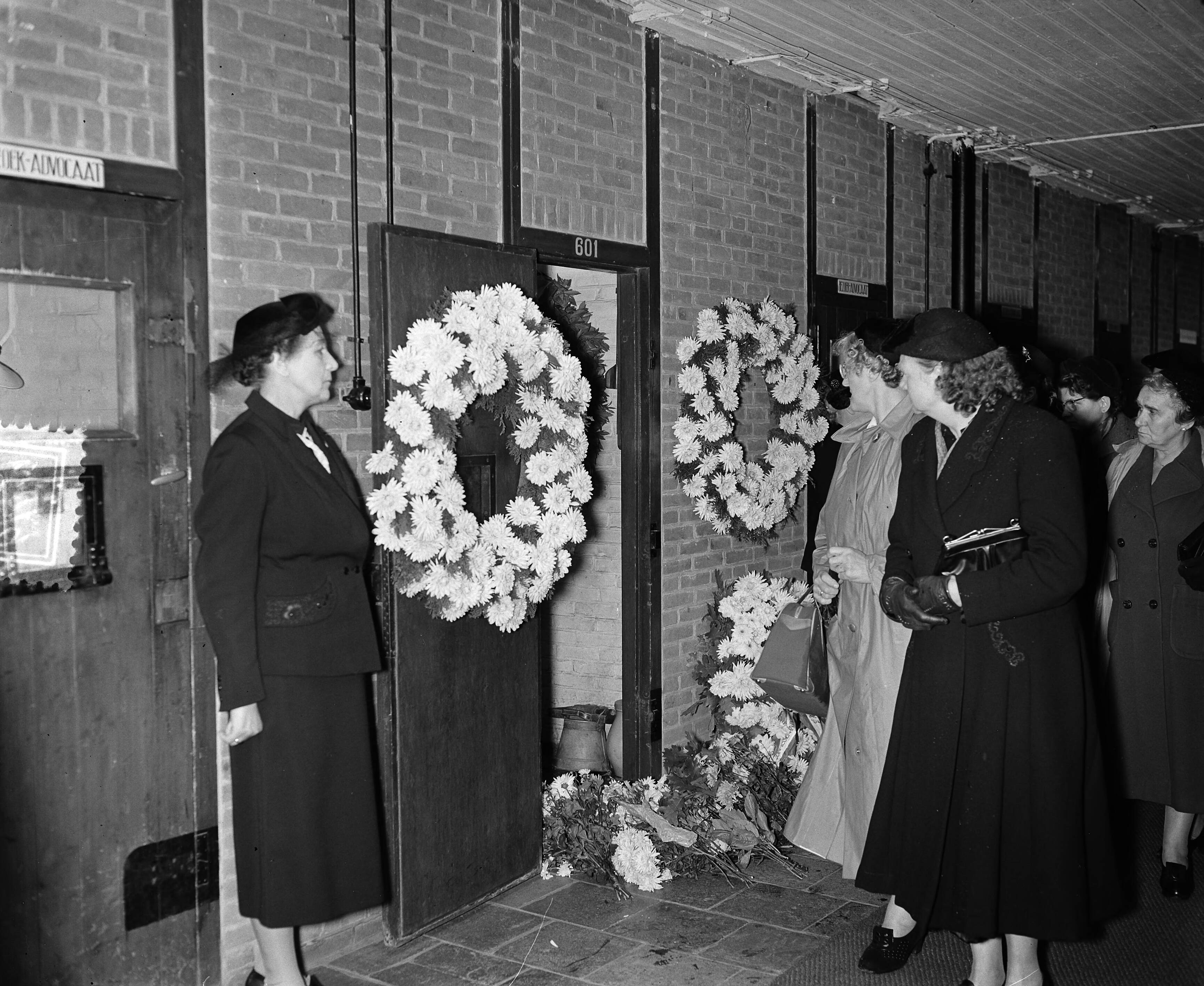 Fotocollectie Anefo — Jaarlijkse herdenking bij de voormalige dodencel in de gevangenis van Scheveningen — Foto: Rossem, Wim van / Anefo. Licentie: Set B: Rechtenvrij / Publiek Domein. Bron: Nationaal Archief. http://hdl.handle.net/10648/a92a1f46-d0b4-102d-bcf8-003048976d84